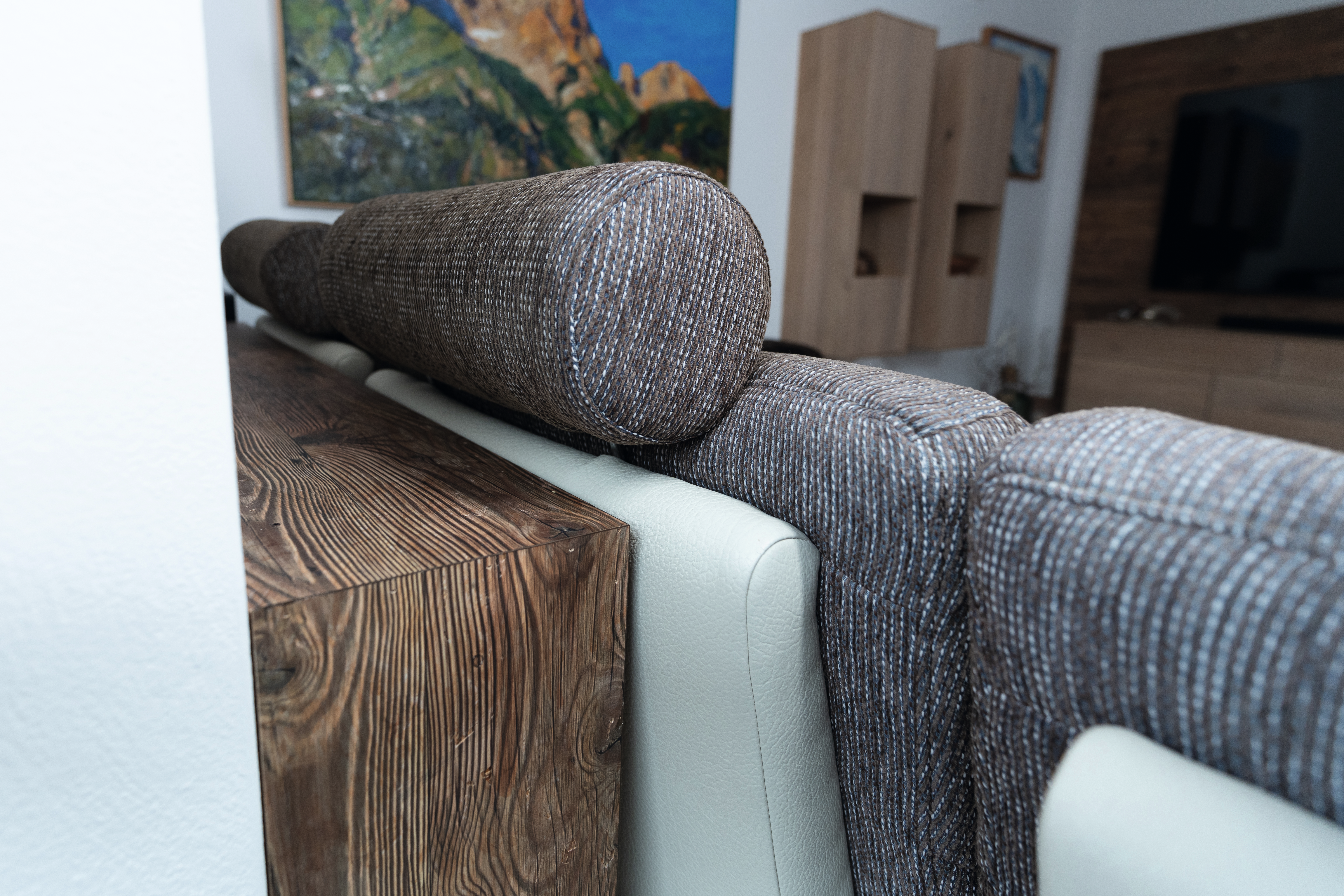 OSB DecoWall panel used as a functional shelf behind the sofa, aligned with the room’s interior design. 