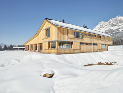 La ferme, toute de bois construite.