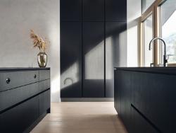 La lumière naturelle de la pièce met particulièrement bien en avant la surface mate texturée du décor U999 TM28 Noir.