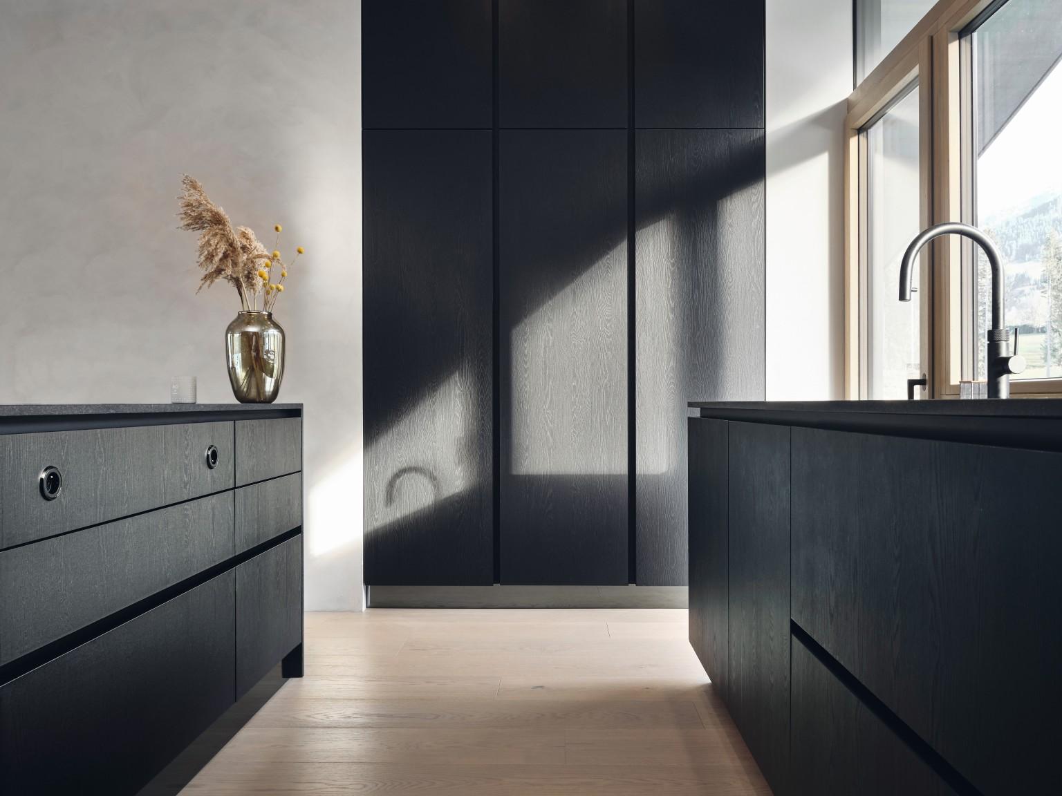 Le fonti di luce naturale valorizzano la superficie con effetto texturizzato opaco U999 TM28 Nero.