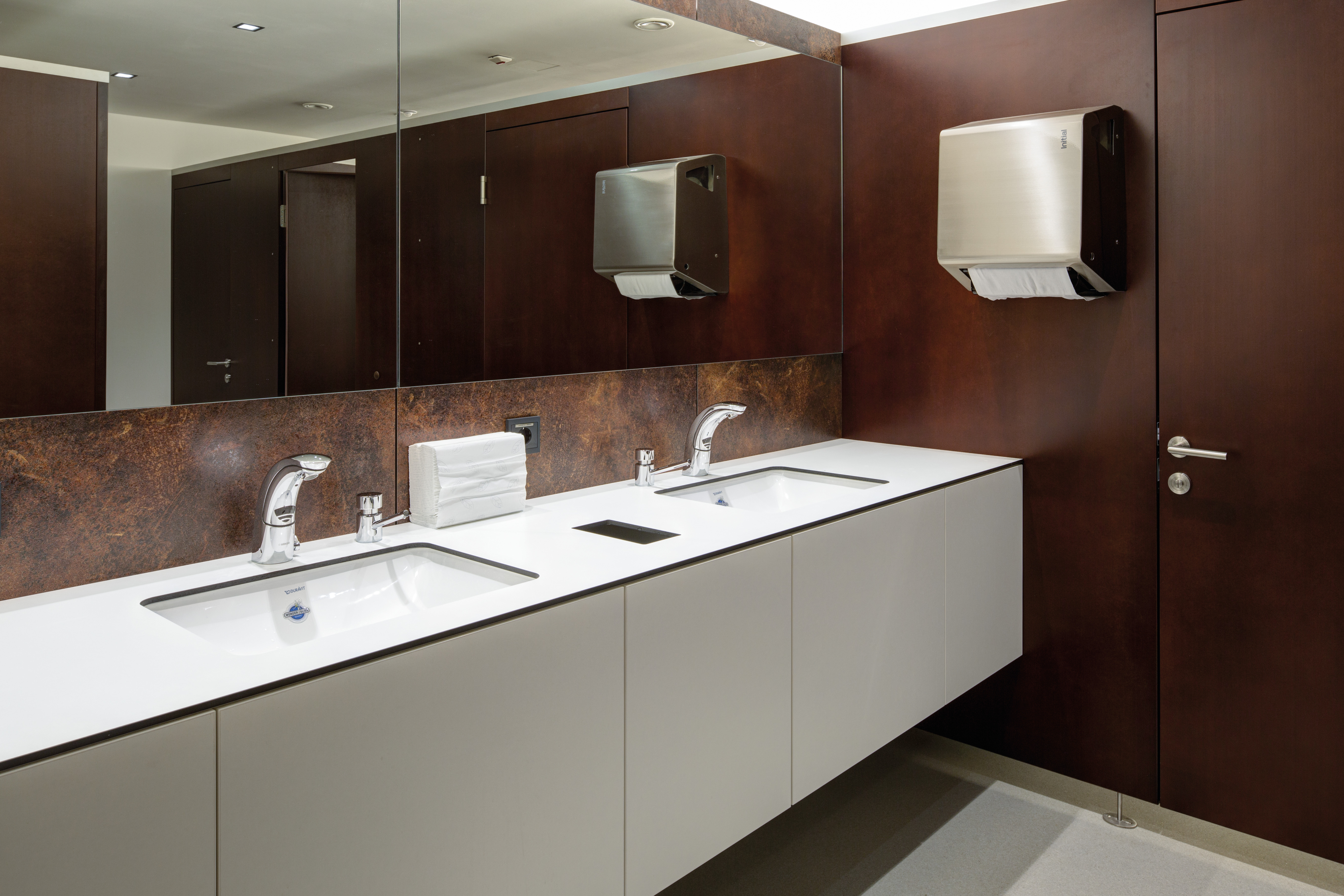 The compact laminate is perfectly suited for use in humid spaces. © Thomas Plattner