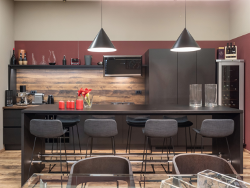 La cohesión agrega valor al diseño: el uso combinado en el interior del diseño Roble Hunton claro y oscuro está presente en la cubierta de trabajo, paneles y pisos laminados. 