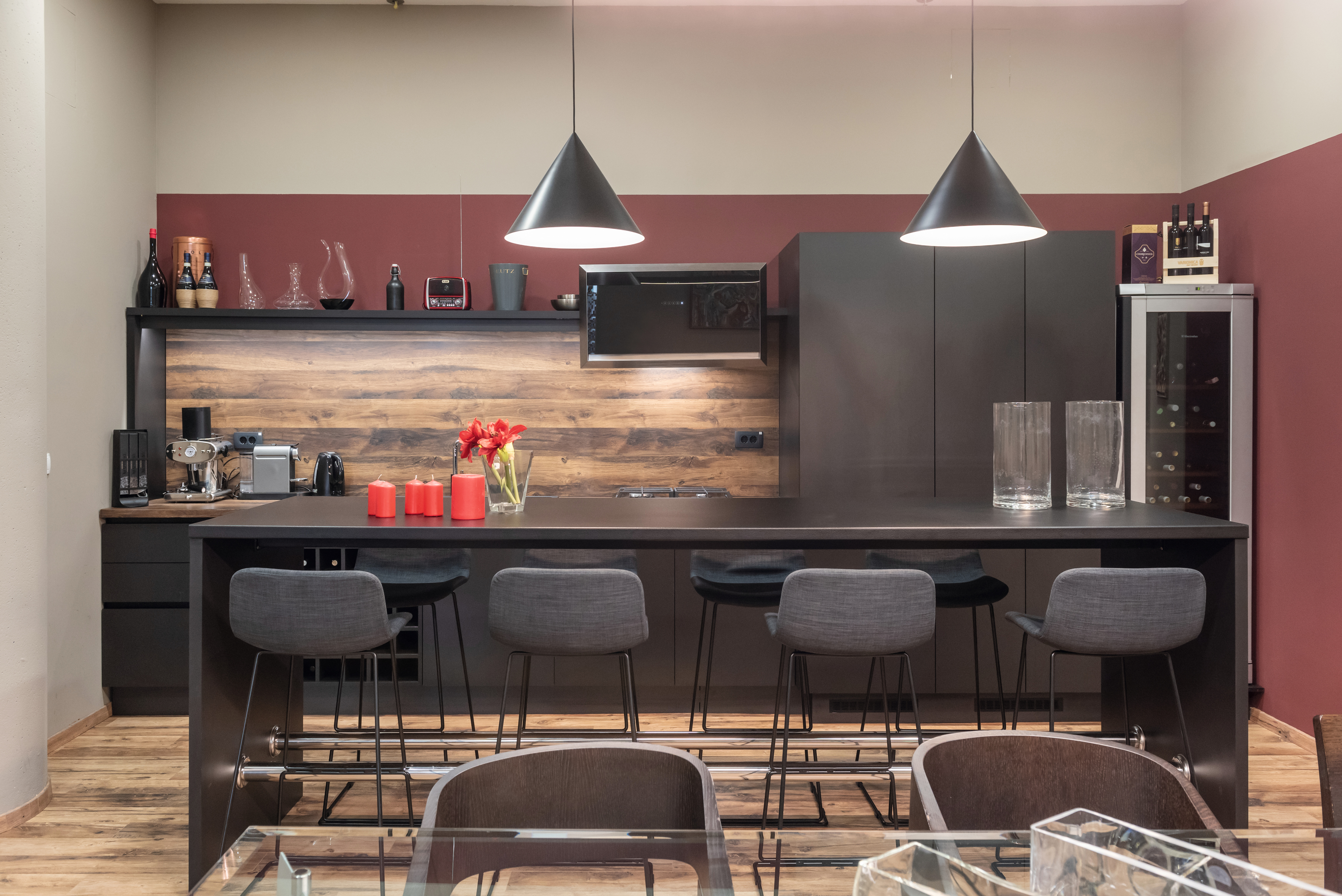 Natural and on-trend aesthetic combines warm and striking wood décor Dark Hunton Oak with black decors © EGGER
