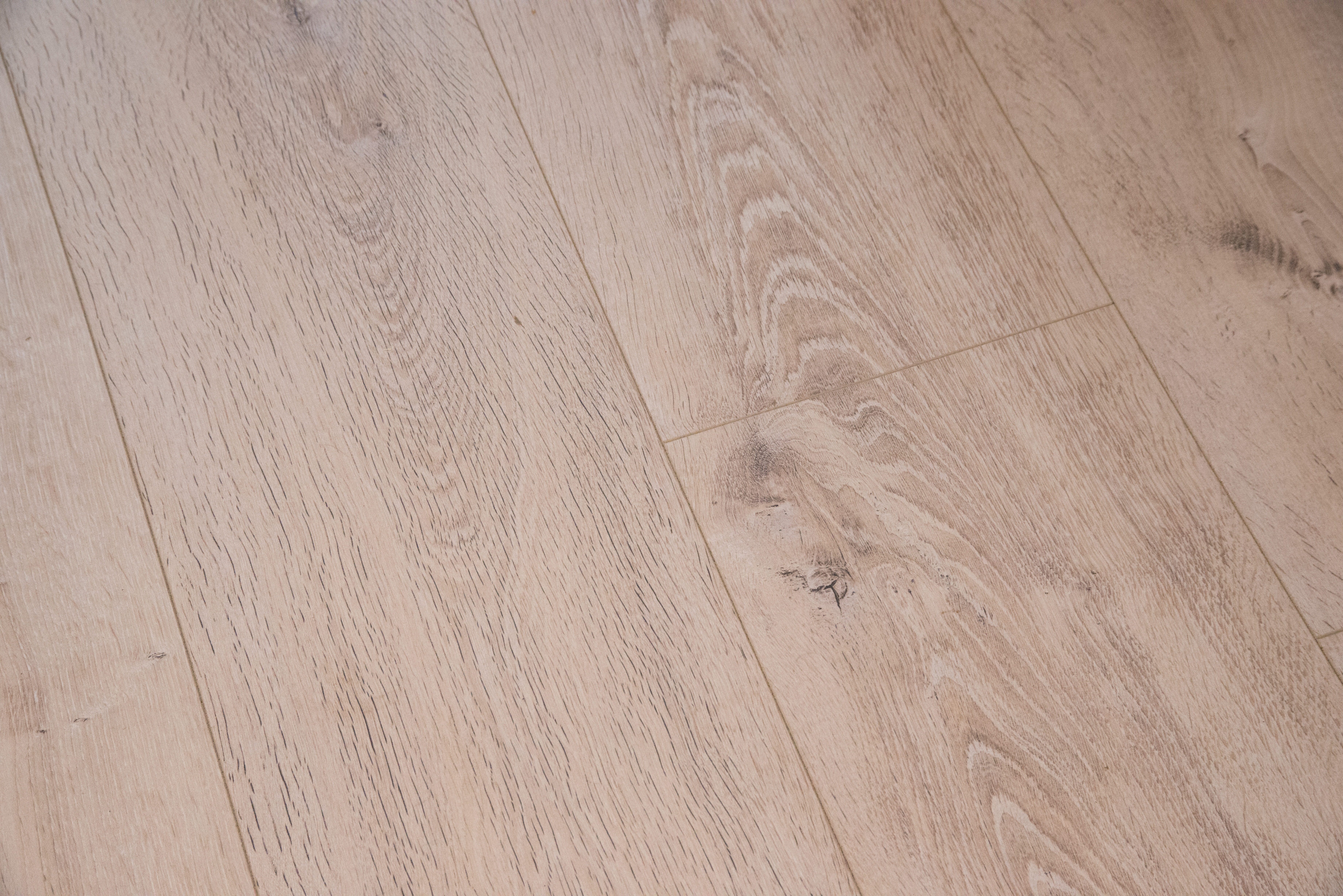 The EGGER Comfort Flooring Natural Canton Oak EPC026 is sound-absorbing, heat-insulating and elastic.