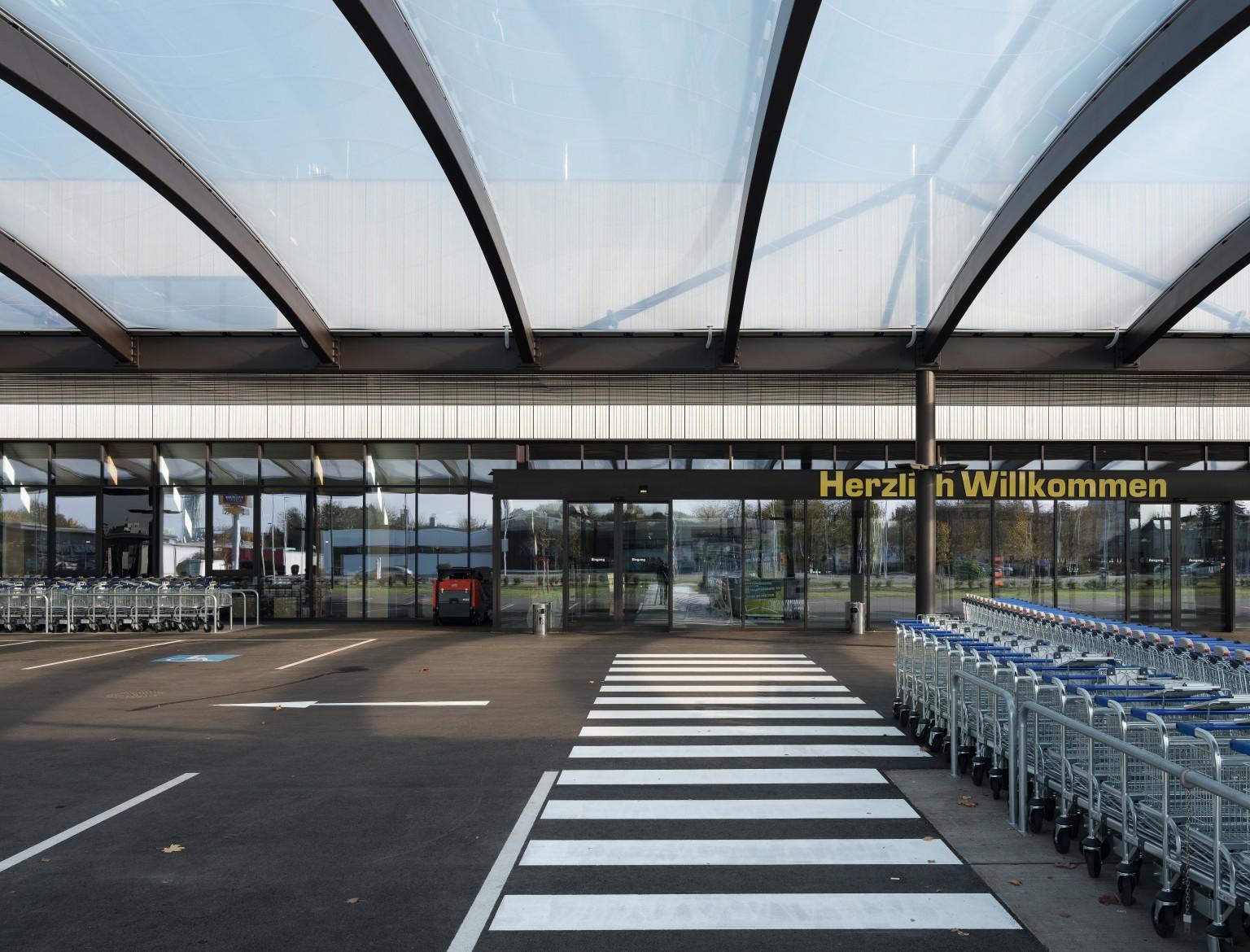 De transparente overkapping van de parkeerplaatsen zorgt voor een vriendelijke ontvangst in „Zero 1“.