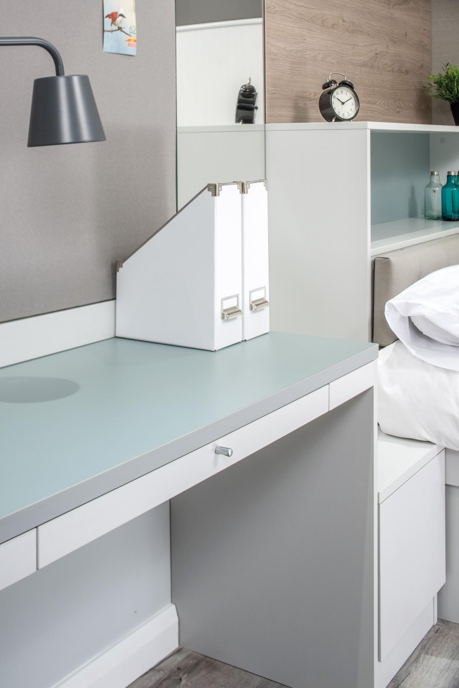 Panneau de particules revêtu Eurodekor revêtu du décor U636 ST9 Vert fjord pour un bureau.