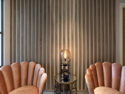 Las lamas de madera en la pared con el diseño Roble Barolino gris crean una atmósfera relajante.