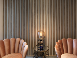 Les lattes dans le décor Chêne Bardolino gris disposées sur les murs créent une atmosphère particulièrement relaxante.