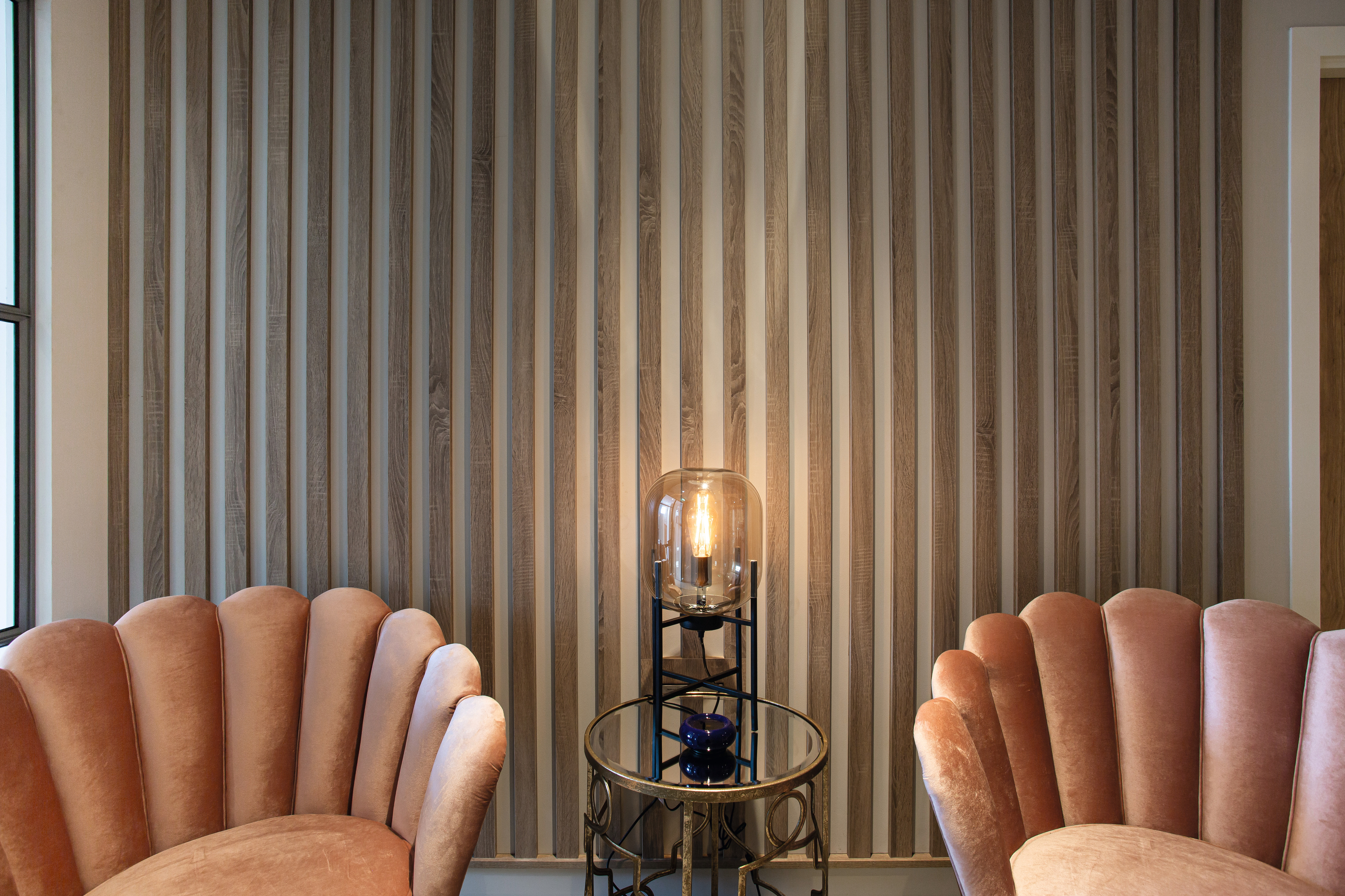 I pannelli dogati sulle pareti con decoro Rovere Bardolino grigio creano un’atmosfera particolarmente rilassante.