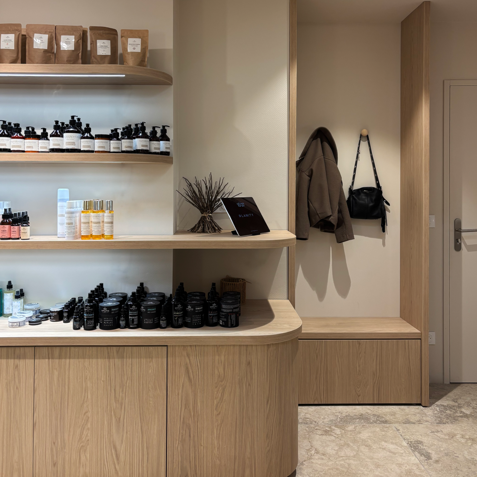 salon de coiffure moderne avec meubles en Chêne Casella naturel clair H1367 ST40