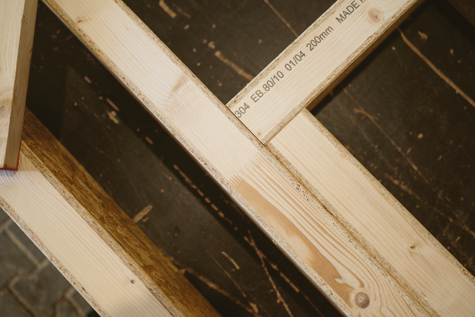 Even calamity and damaged wood can thus be processed into durable wood construction products