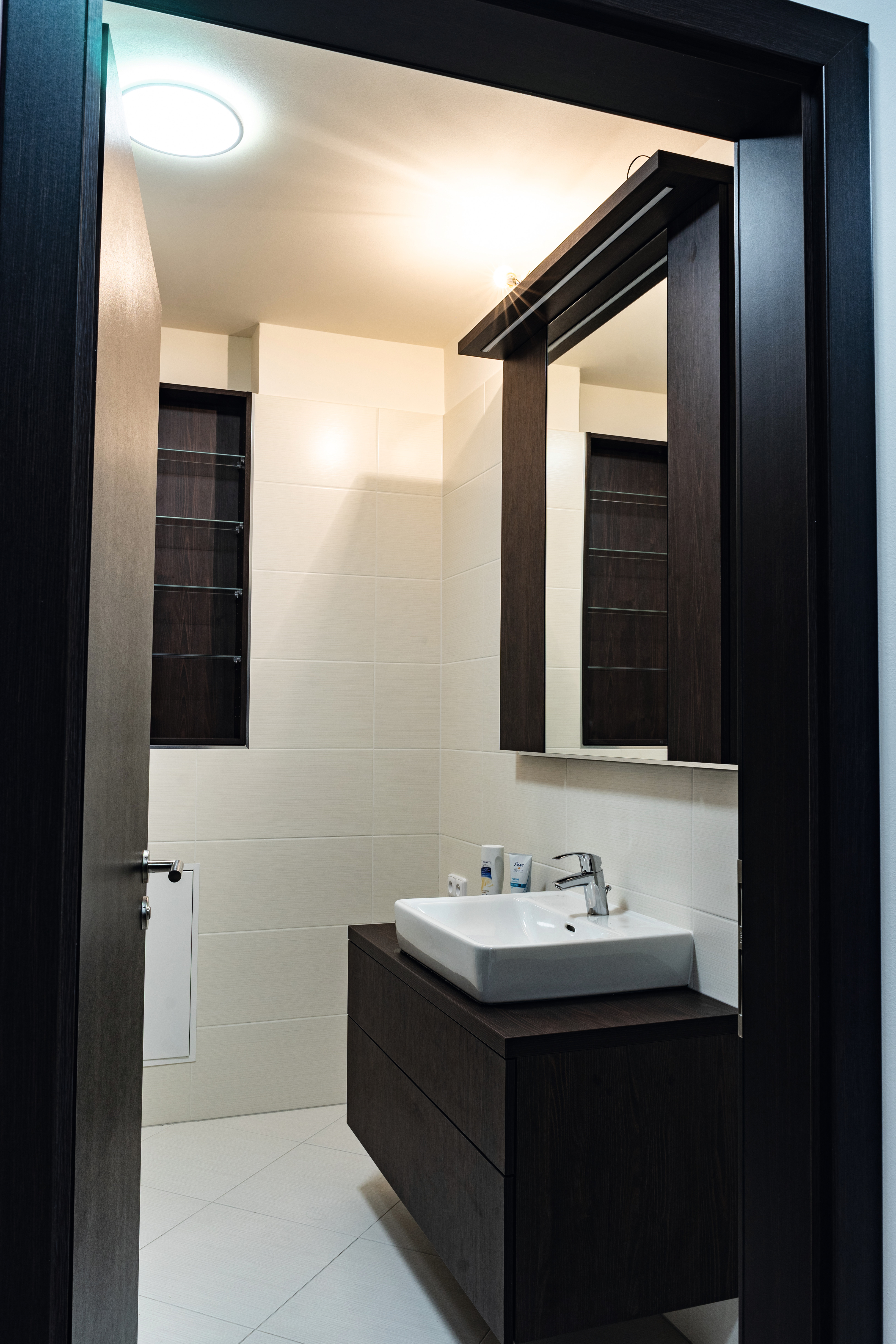 H1199 ST12 Дуб термо чёрно-коричневый в мебели ванной комнаты, выступая в качестве темного контраста, эффектно смотрится в сочетании со светлыми элементами.