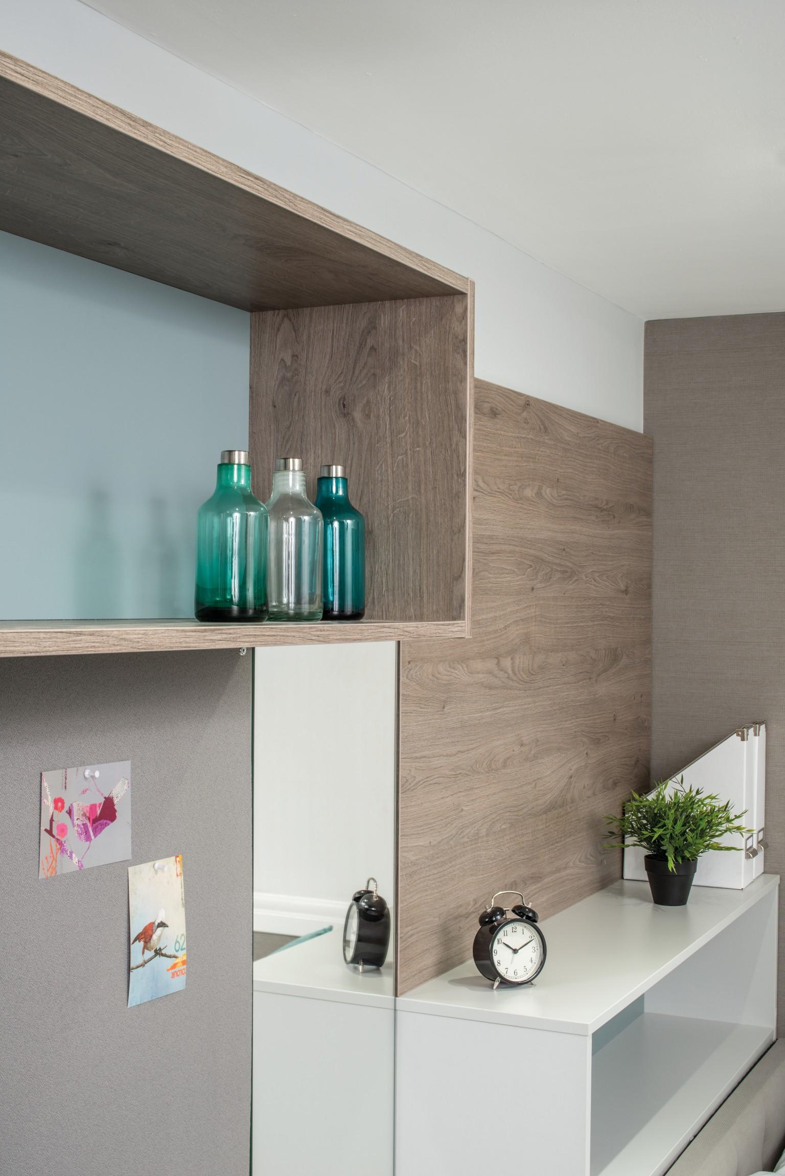 Le décor H1399 ST10 Chêne Denver chamois a été utilisé pour les étagères et en tant que tête de lit.