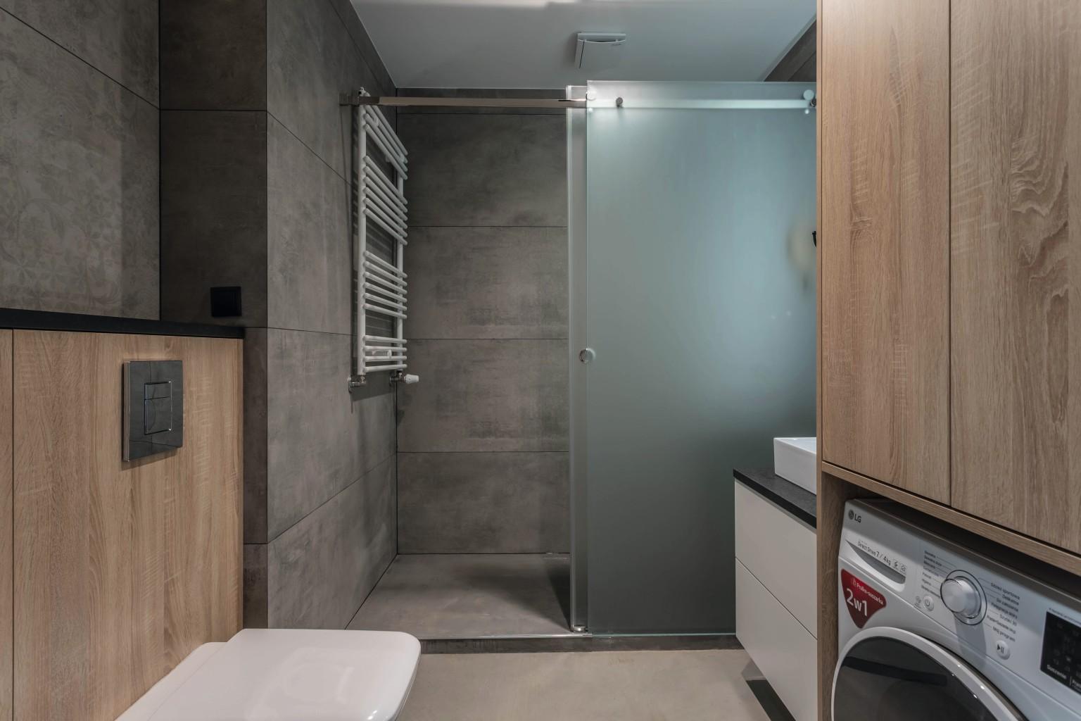 La salle de bain aux lignes épurées est placée sous le signe du naturel et du confort.