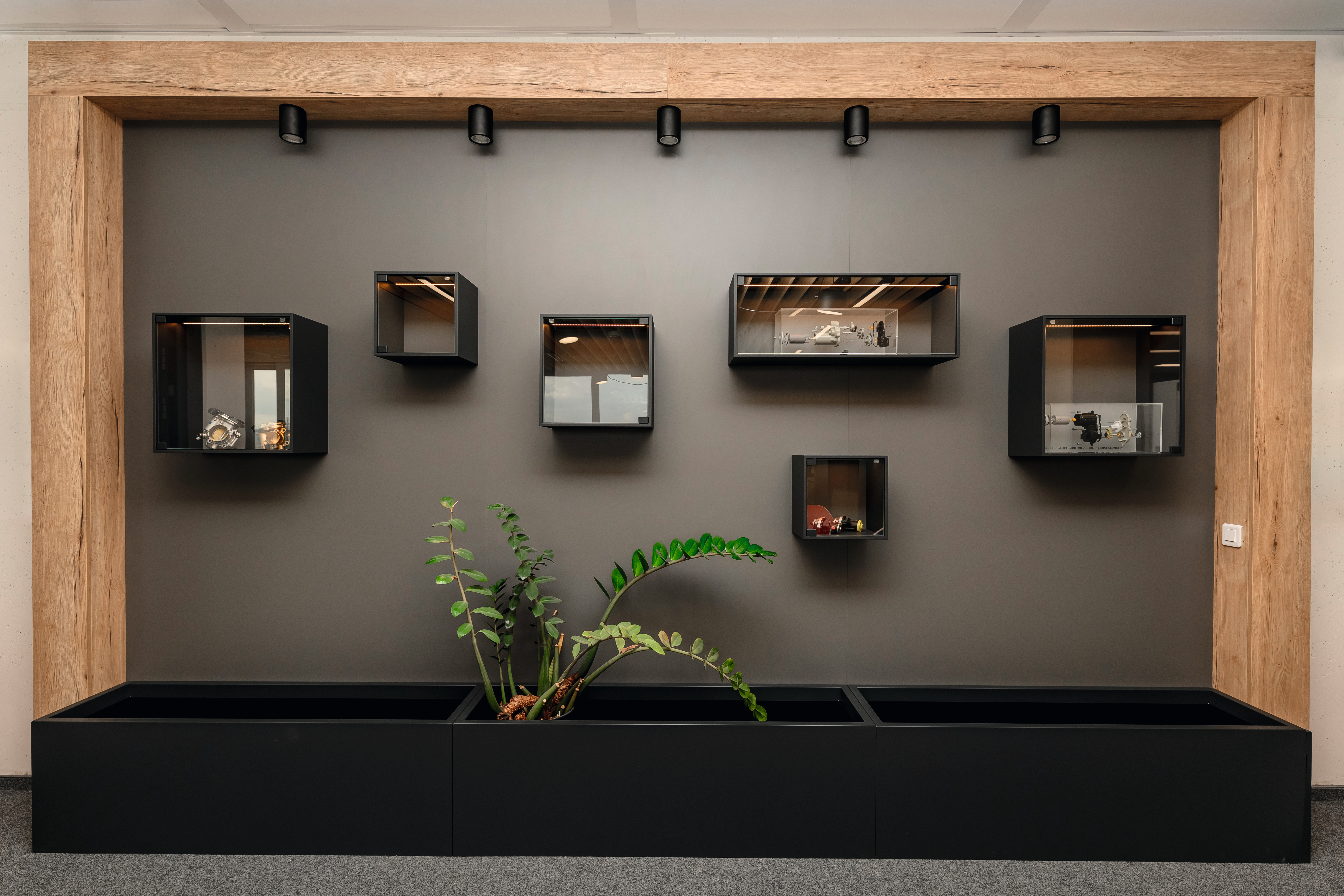  The sophisticated elements and furniture-like decorative planters in the U899 ST9 Soft Black decor improve the working environment.
