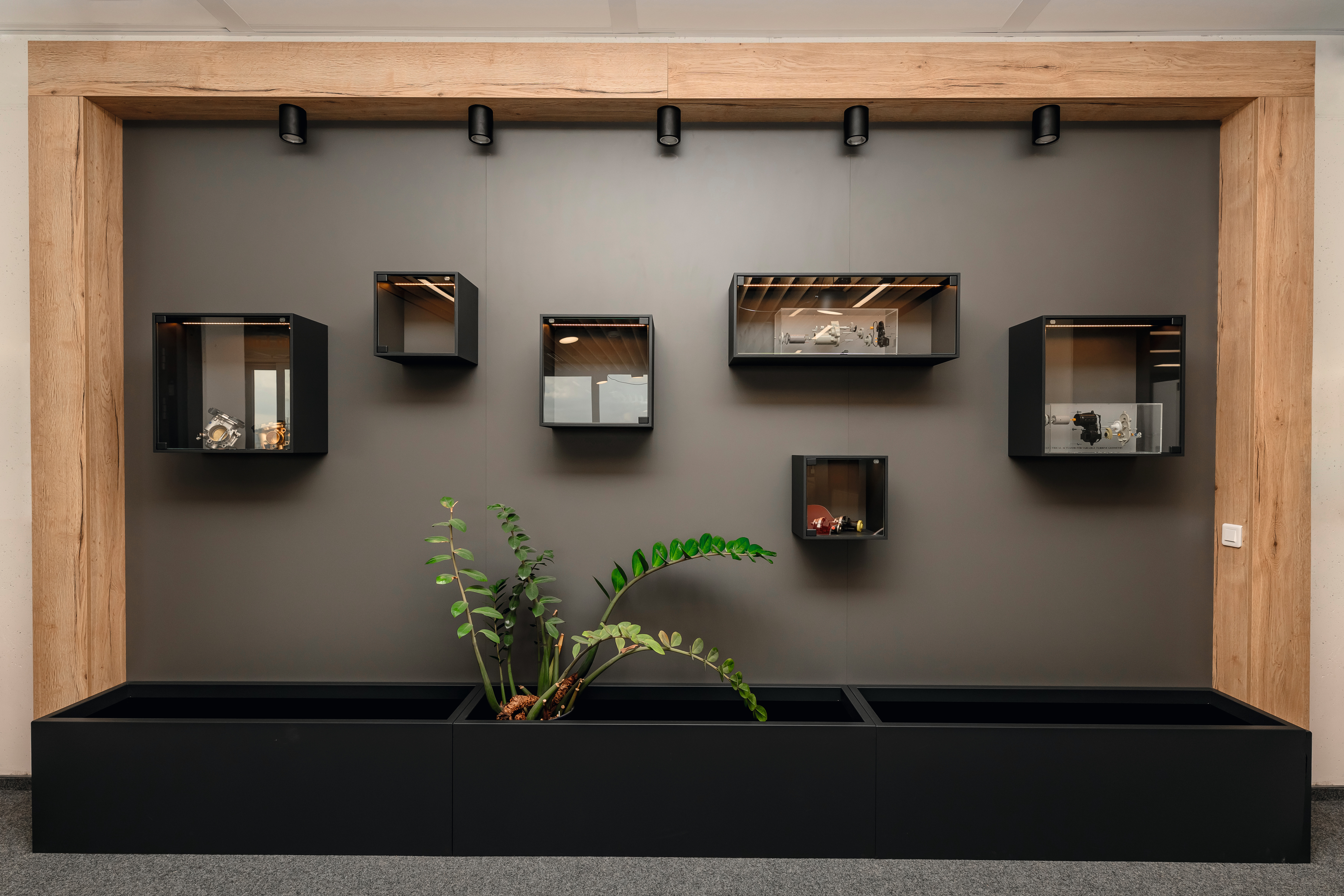 The new offices are not only functional, but also highly aesthetic. The sophisticated elements and furniture-like decorative planters in the U899 ST9 Soft Black decor improve the working environment.
