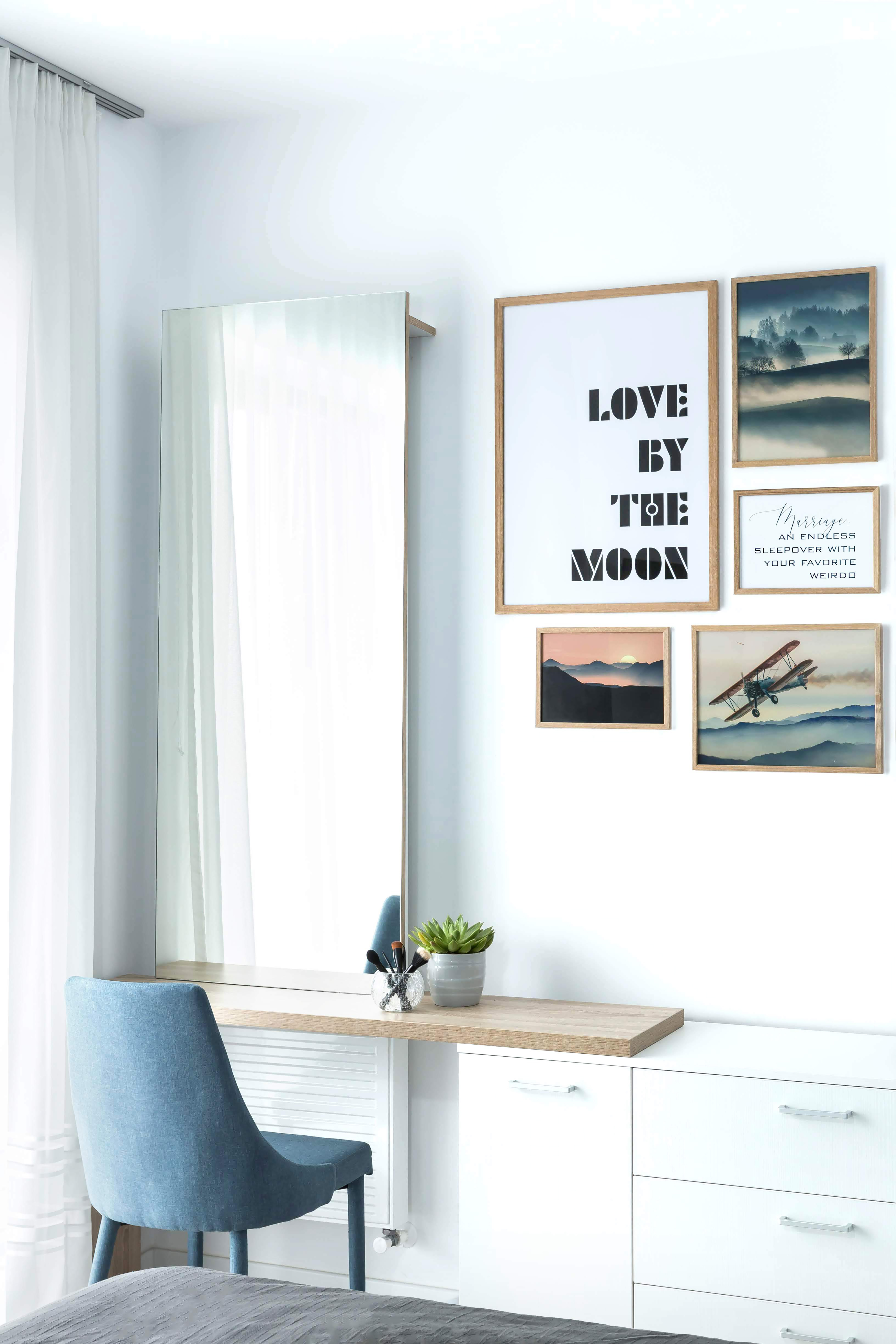The oak detail from the make-up table created with H1145 ST10 Natural Bardolino Oak brings naturalness and authenticity.