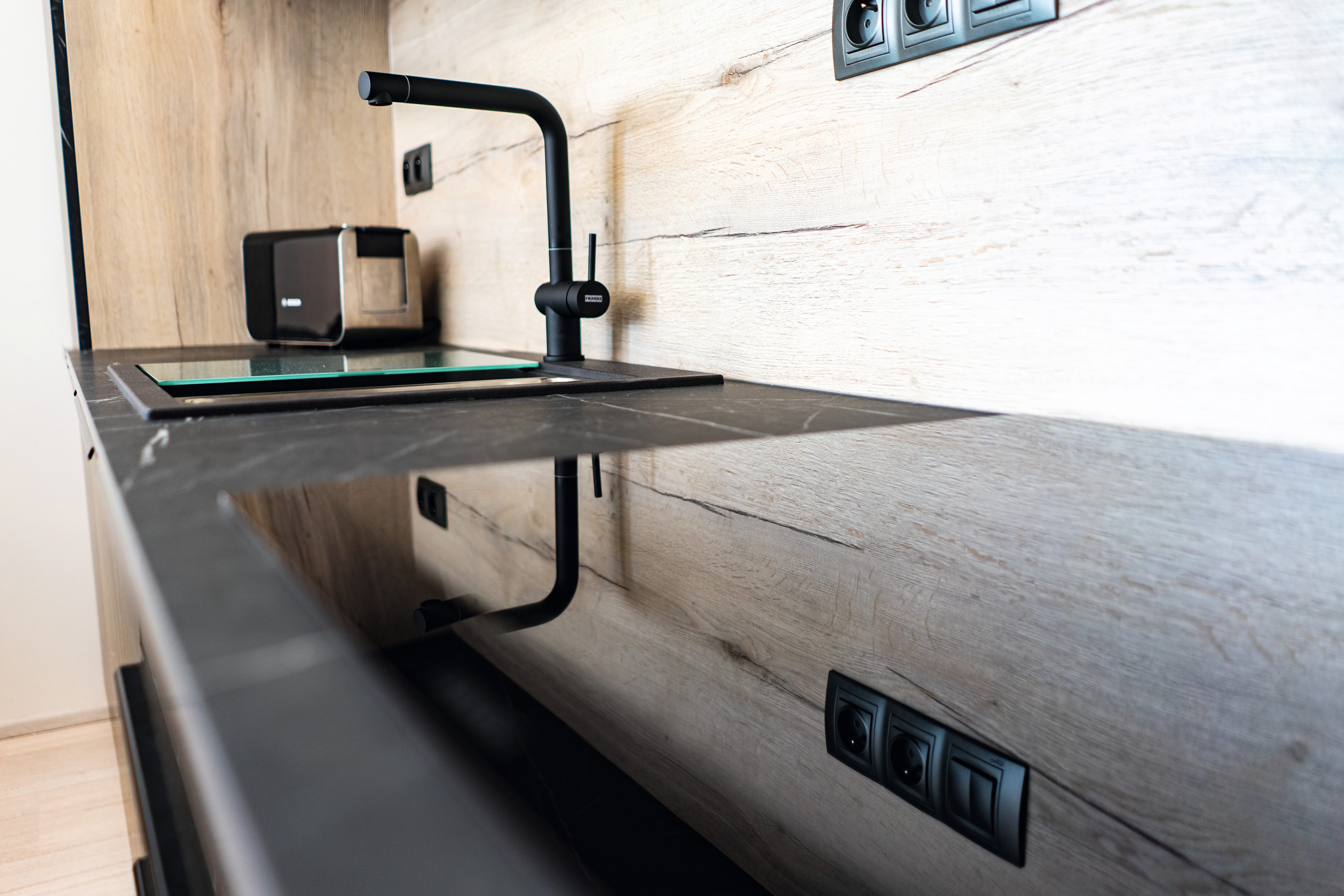 The PerfectSense Premium Laminates Matt counter top with its straight edge in the timeless F206 PM Black Pietra Grigia marble decor offers sufficient space for cooking.