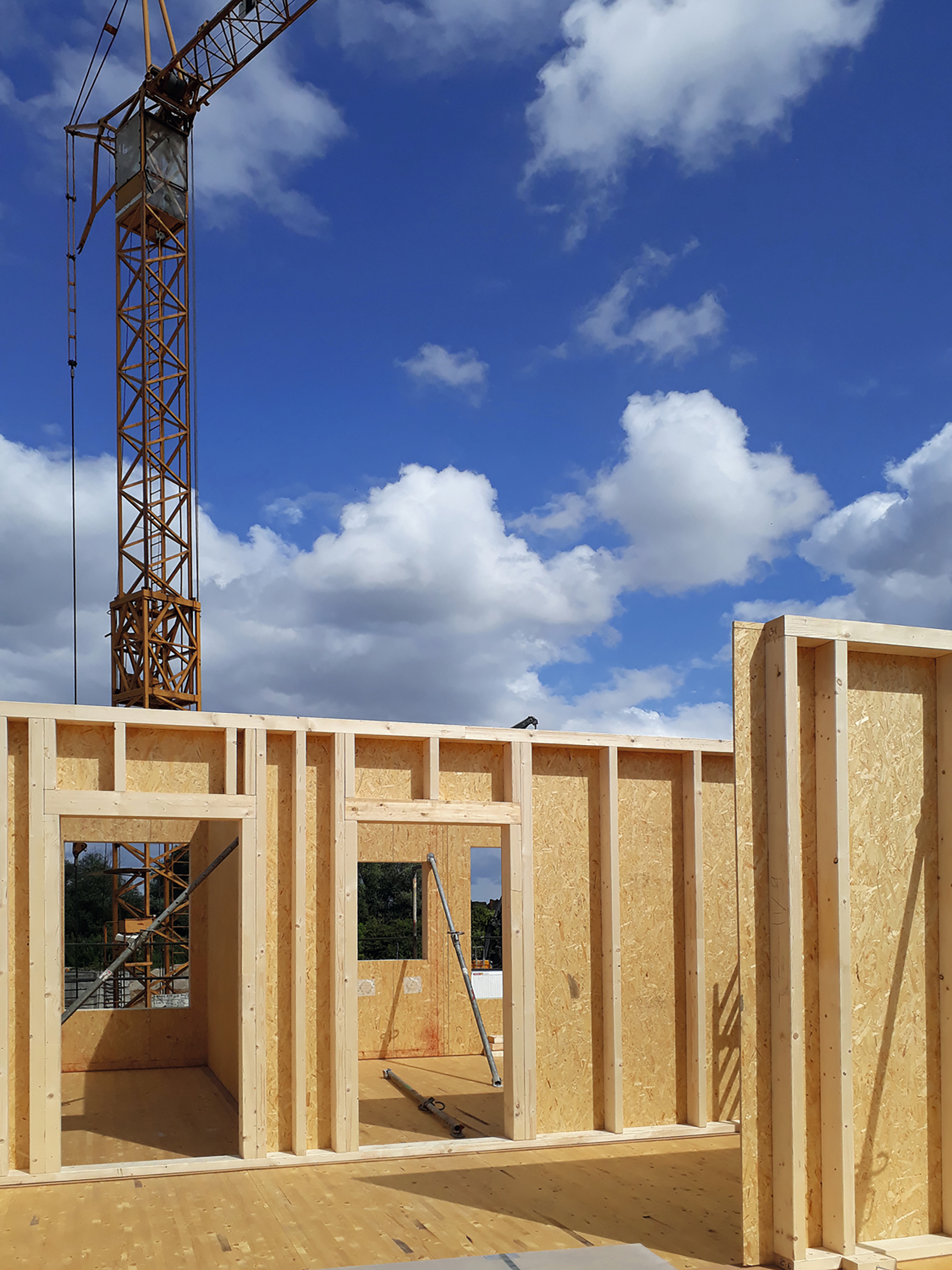 Pareti esterne prefabbricate con i pannelli EGGER DHF per il rivestimento esterno e EGGER OSB 4 TOP per il rivestimento interno Pareti esterne prefabbricate con i pannelli EGGER DHF per il rivestimento esterno e EGGER OSB 4 TOP per il rivestimento interno