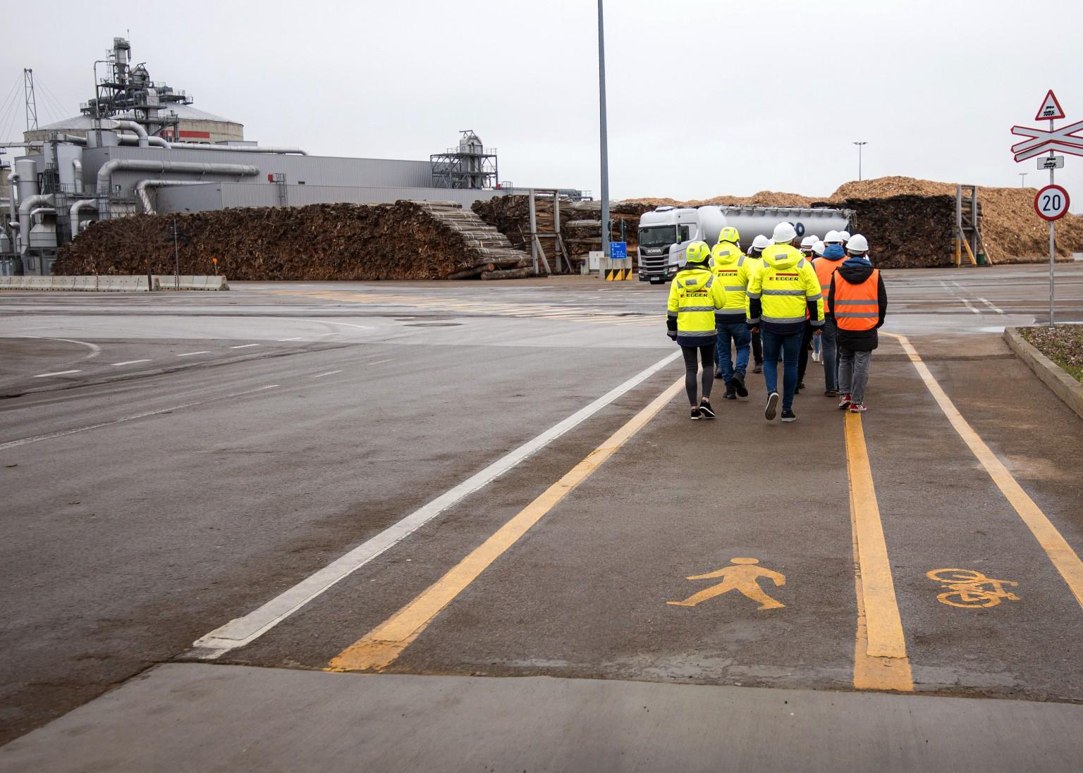 Gruppo di visitatori durante la visita guidata dello stabilimento