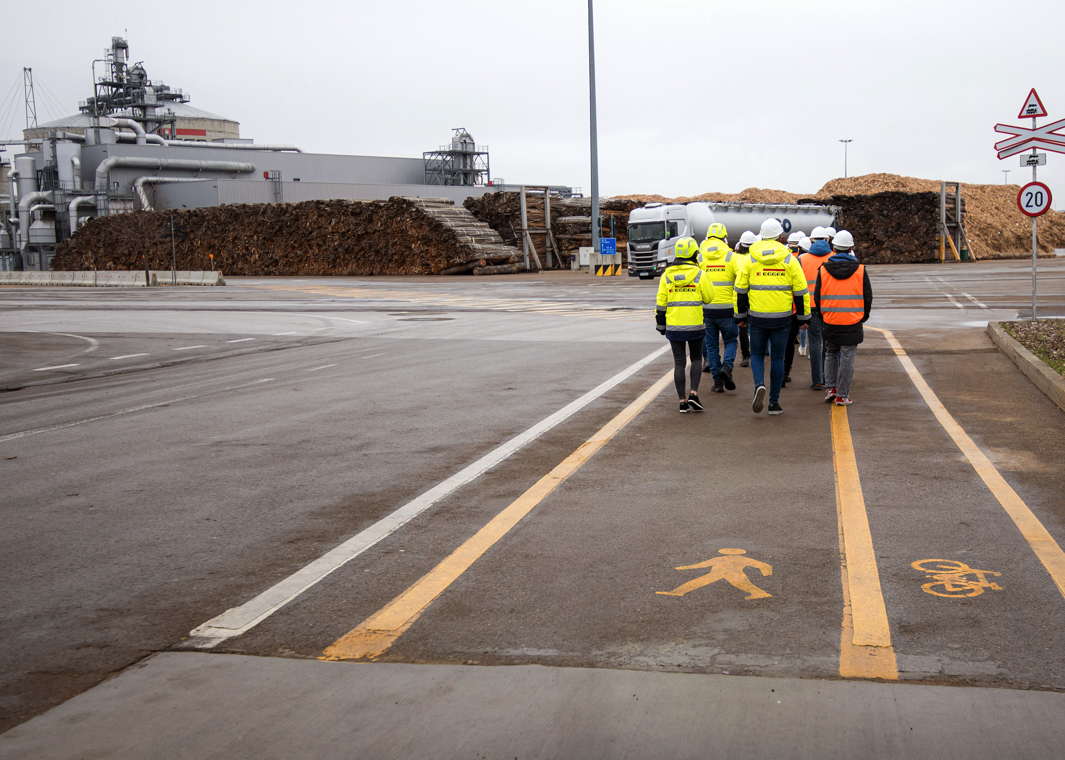 Groupe de visiteurs lors d'une visite guidée de l'usine 