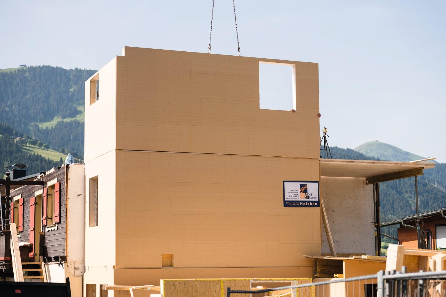 The timber construction enables a high load-bearing capacity with low deadweight.