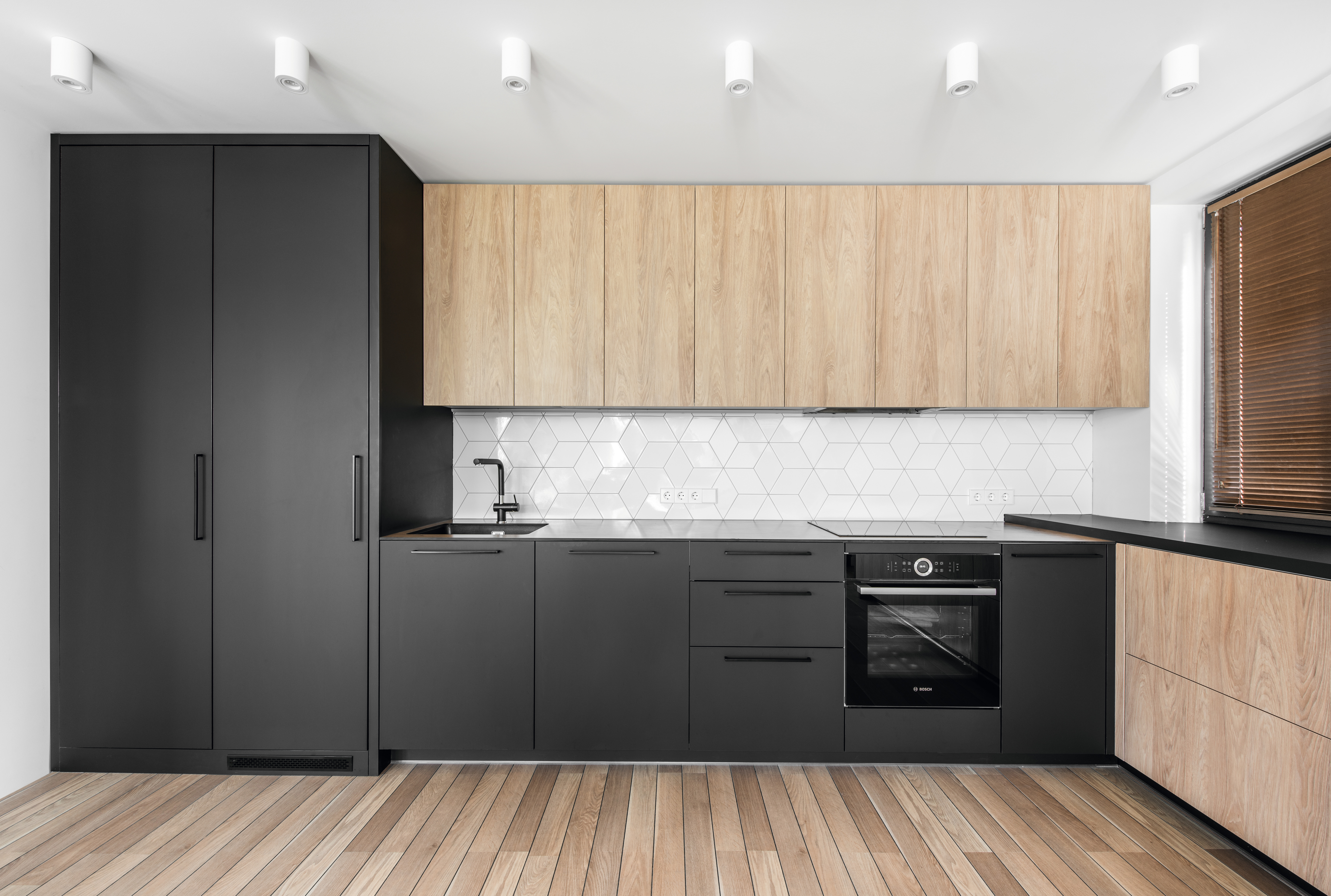 Aspetto elegante grazie alla combinazione della tinta unita nero e del decoro in riproduzione del legno.