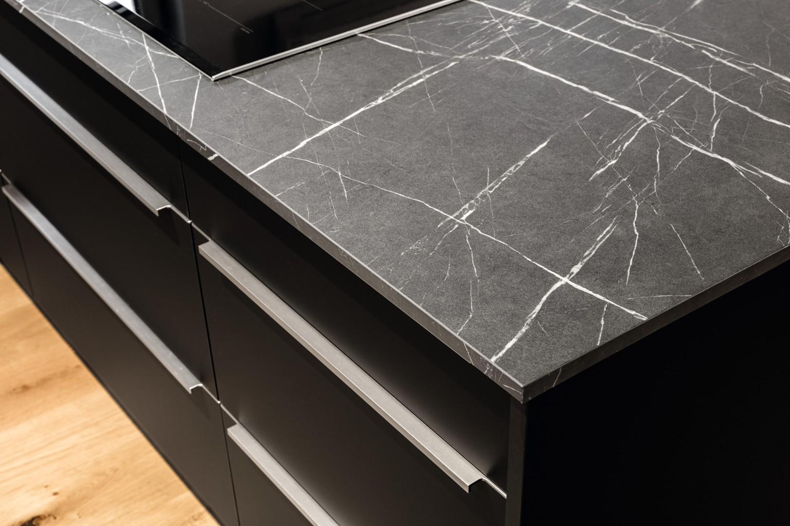 En plus d'un design élégant, cette cuisine moderne impressionne notamment par la fonctionnalité du stratifié PerfectSense Matt.