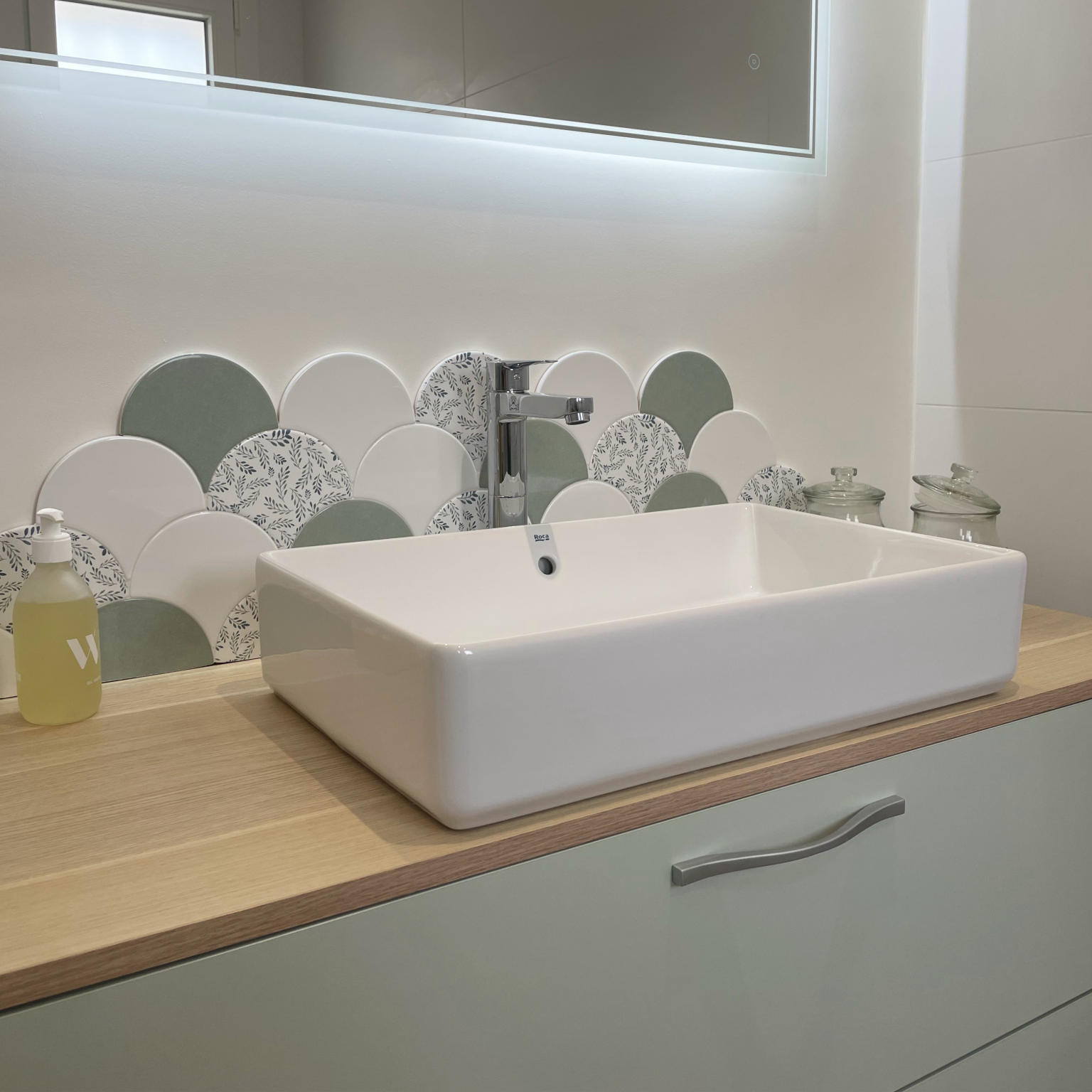 Design de salle de bain signé Emilie Fustier, harmonie de couleurs pastel inspirées de la Provence