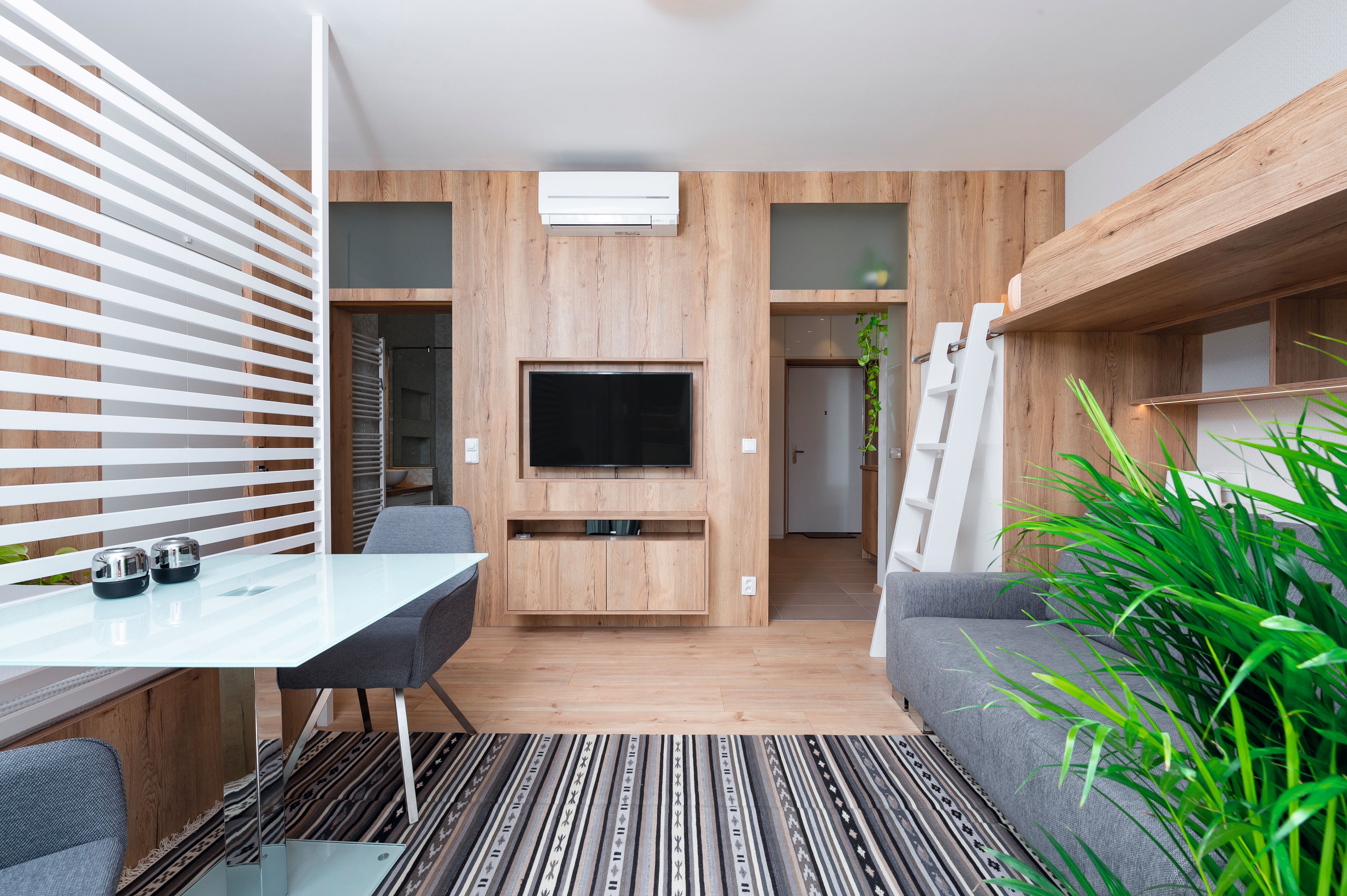 EGGER floors in the EPD015 Oak elegant sand beige decor go excellently with H1180 ST37 Natural Halifax Oak.