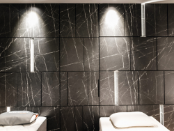 O design do F206 ST9 Pietra Grigia preto proporciona detalhes emocionantes.