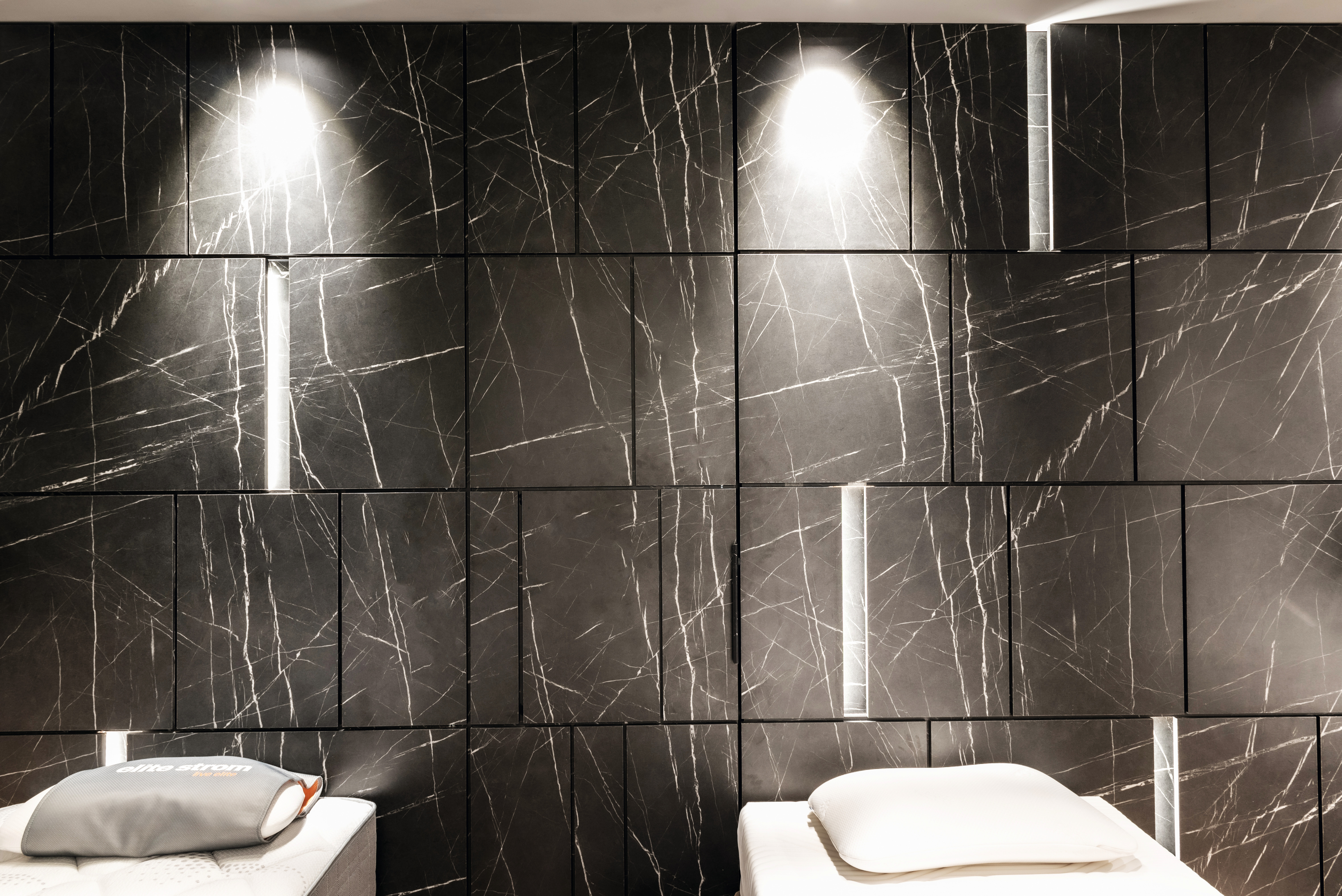 The decor F206 ST9 Black Pietra Grigia provides exciting accents.