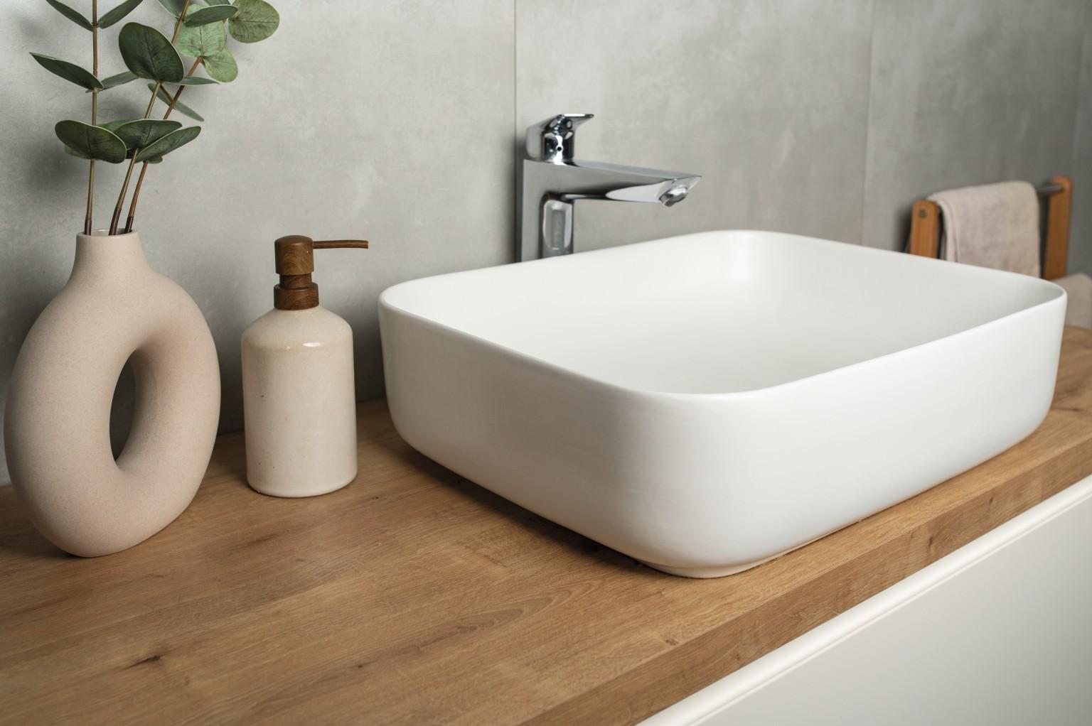 The worktop is in the decor H3303 ST10 Natural Hamilton Oak.