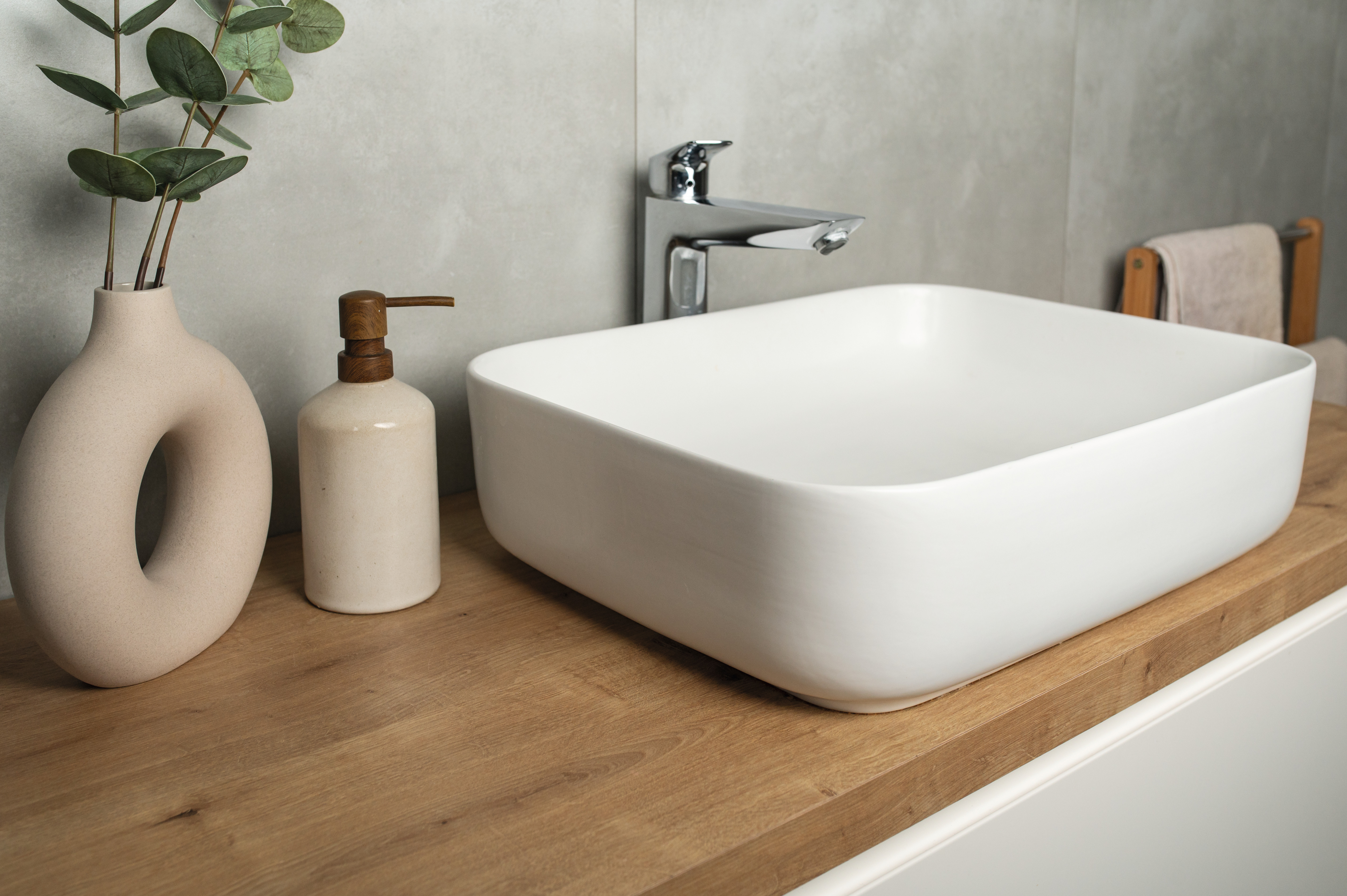 The worktop is in the decor H3303 ST10 Natural Hamilton Oak.