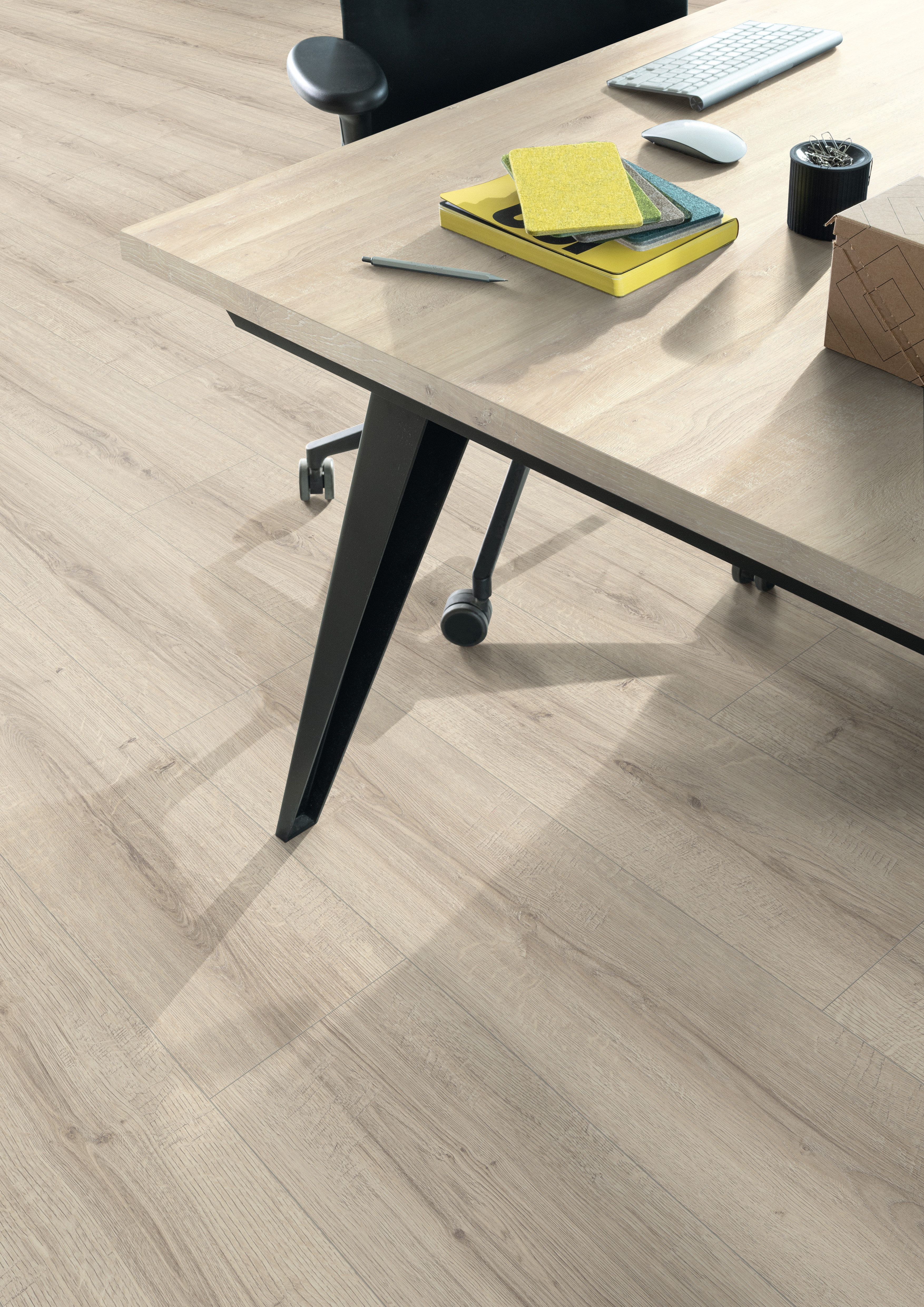色彩搭配的办公室：沙棕怀特里弗橡木和谢尔曼浅橡。 台面板：爱格多层表面结构双饰面板 | 地板：Aqua+ 强化木地板