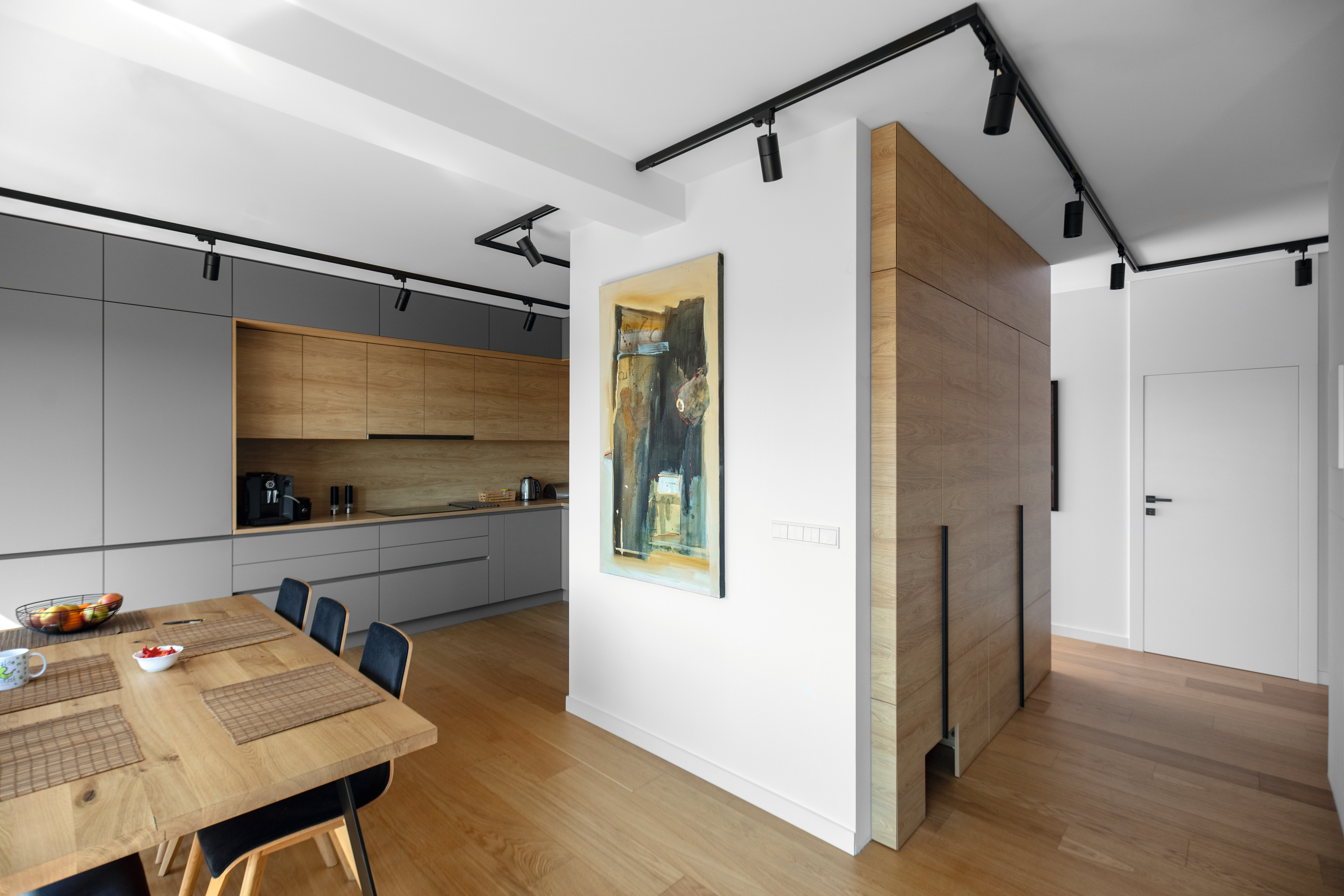 Interiér bytu charakterizují jasné linie a přirozený vzhled