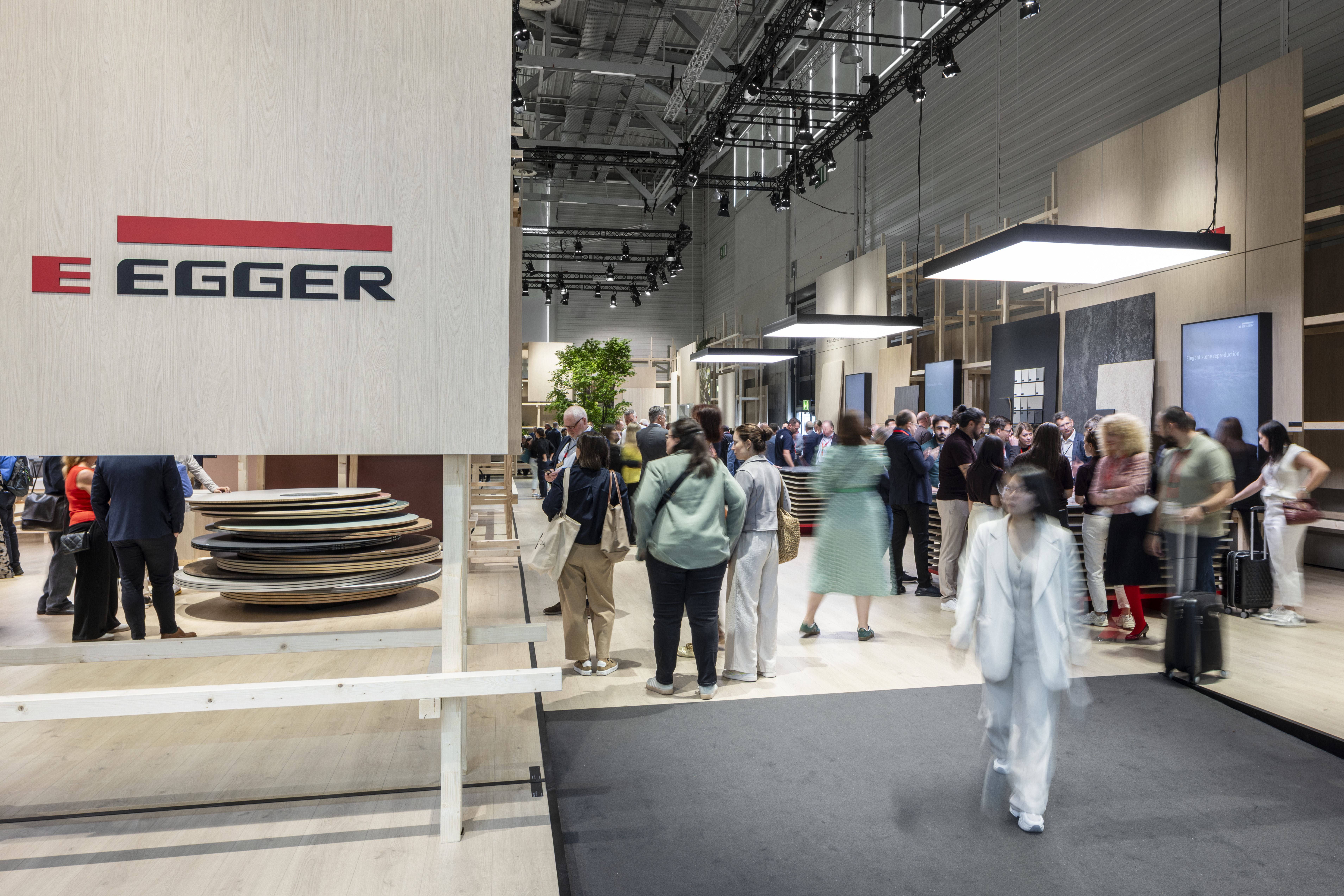 Eingang zum EGGER Messestand mit Blick auf Innovation Walk