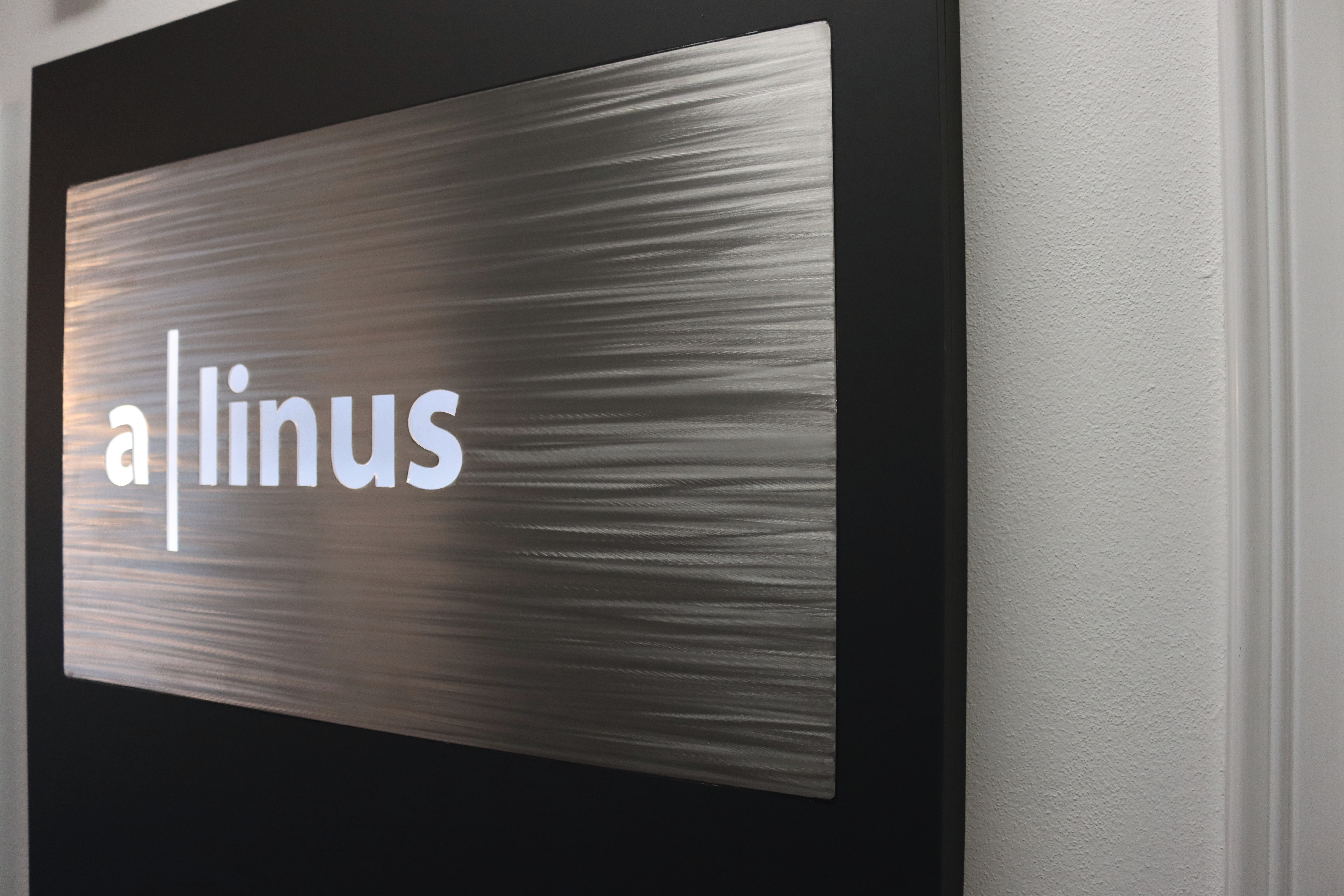 Beschichtete Platten in U961 PM Graphit Schwarz verschönern die Wände des Diagnosebereichs.