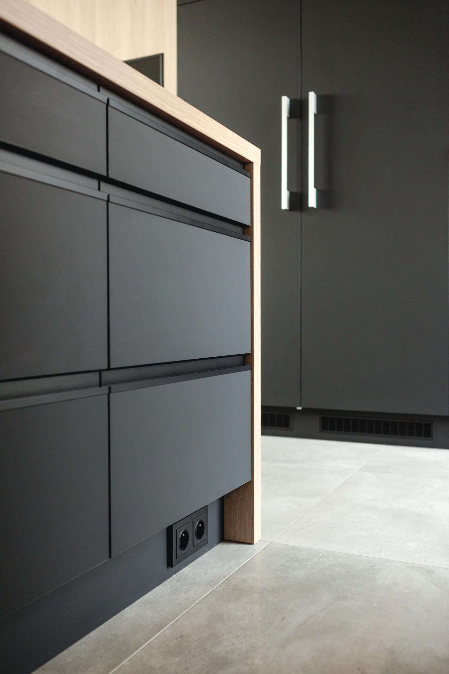 U999 PM nero nella versione PerfectSense opaco armonizza con la naturalezza del decoro H3309 ST28 Rovere Gladstone sabbia.