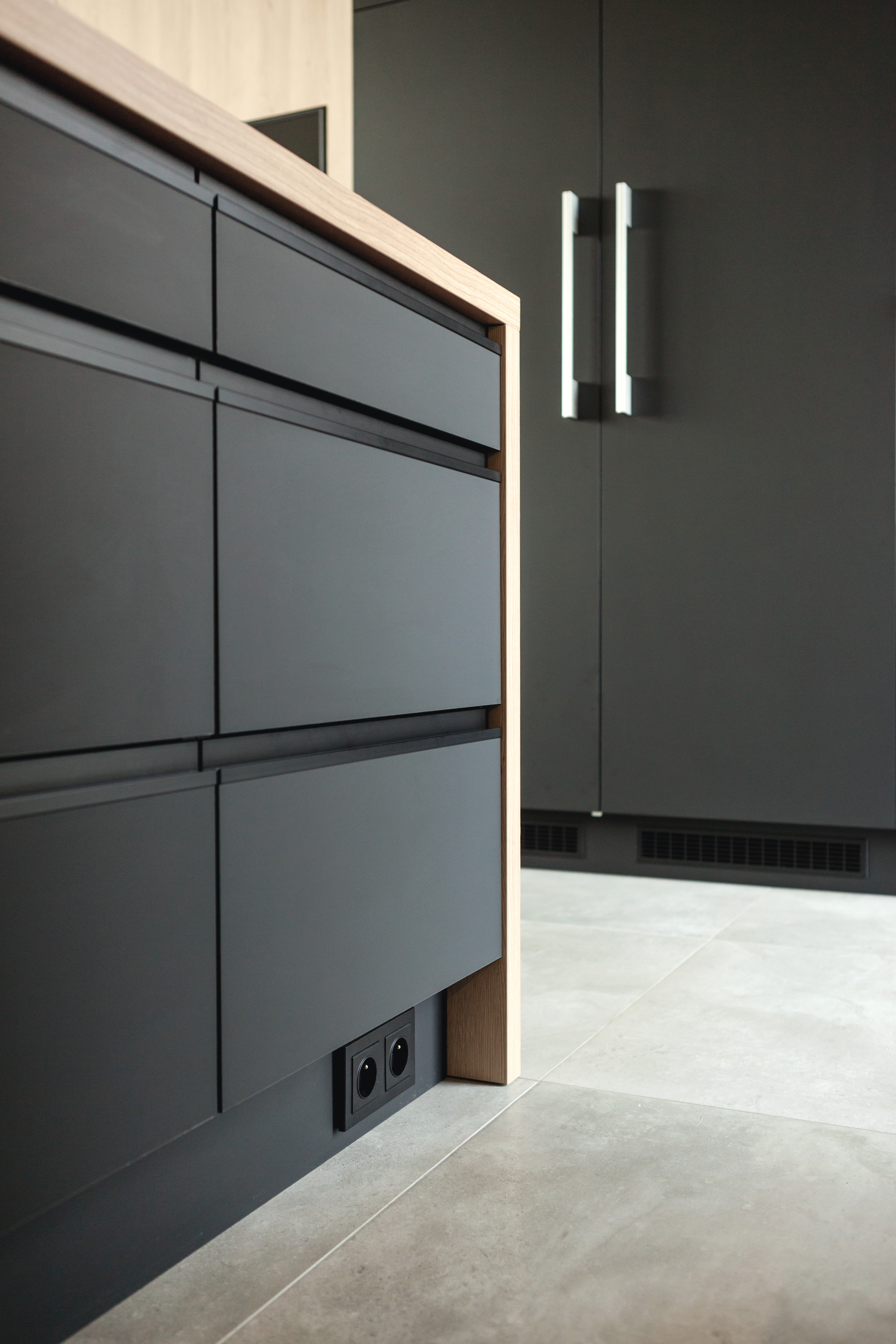 Le décor PerfectSense Matt U999 PM Noir est en parfaite harmonie avec le décor bois naturel H3309 ST28 Chêne Gladstone sable.