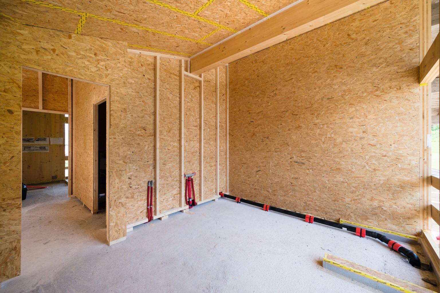 Für die Beplankung der Innenwand sowie der Decke wurde die EGGER OSB 4 TOP Verlegeplatte verwendet.