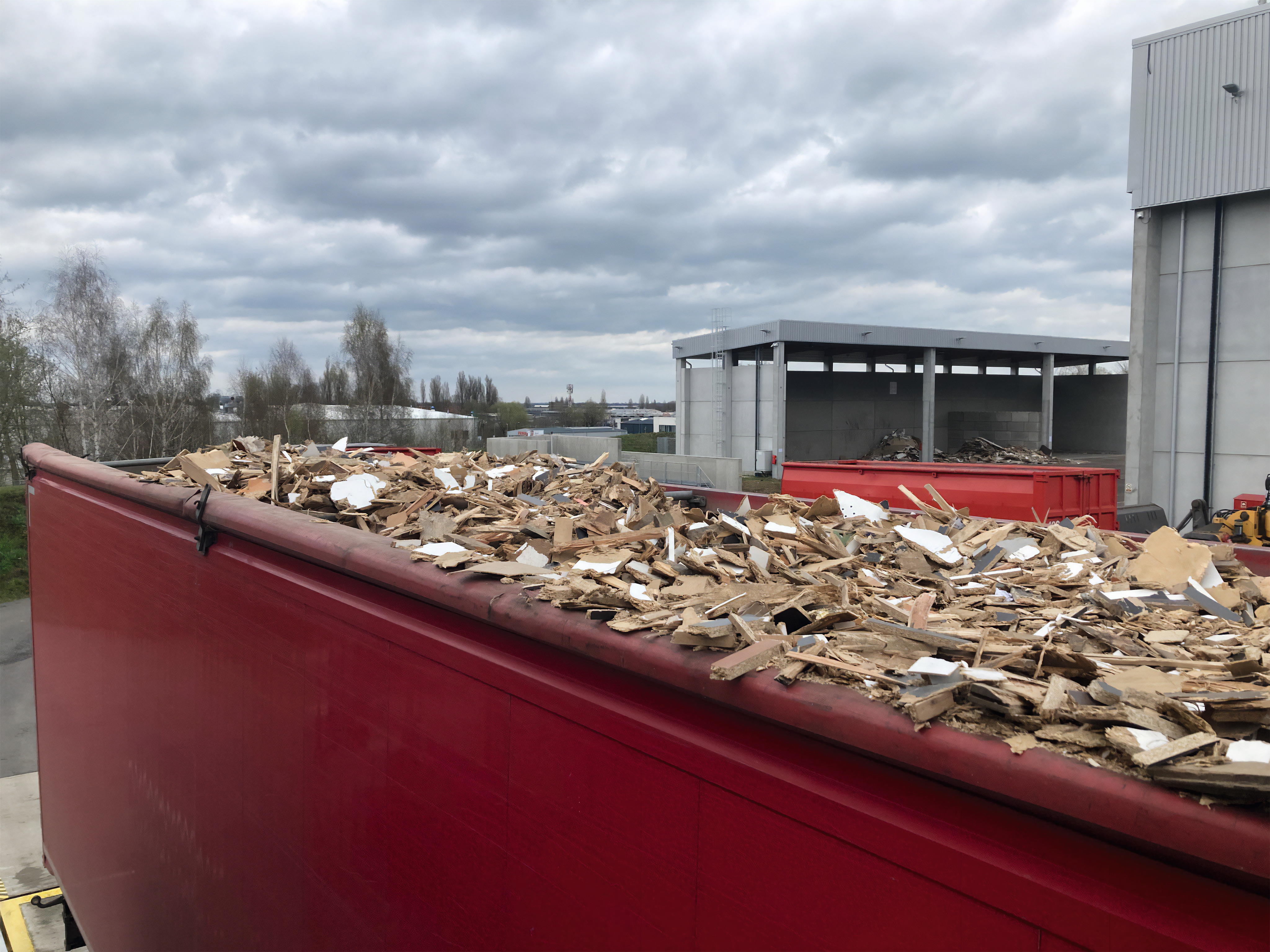 Bois de recyclage dans un camion sur le site Timberpak de Gdansk (Pologne)