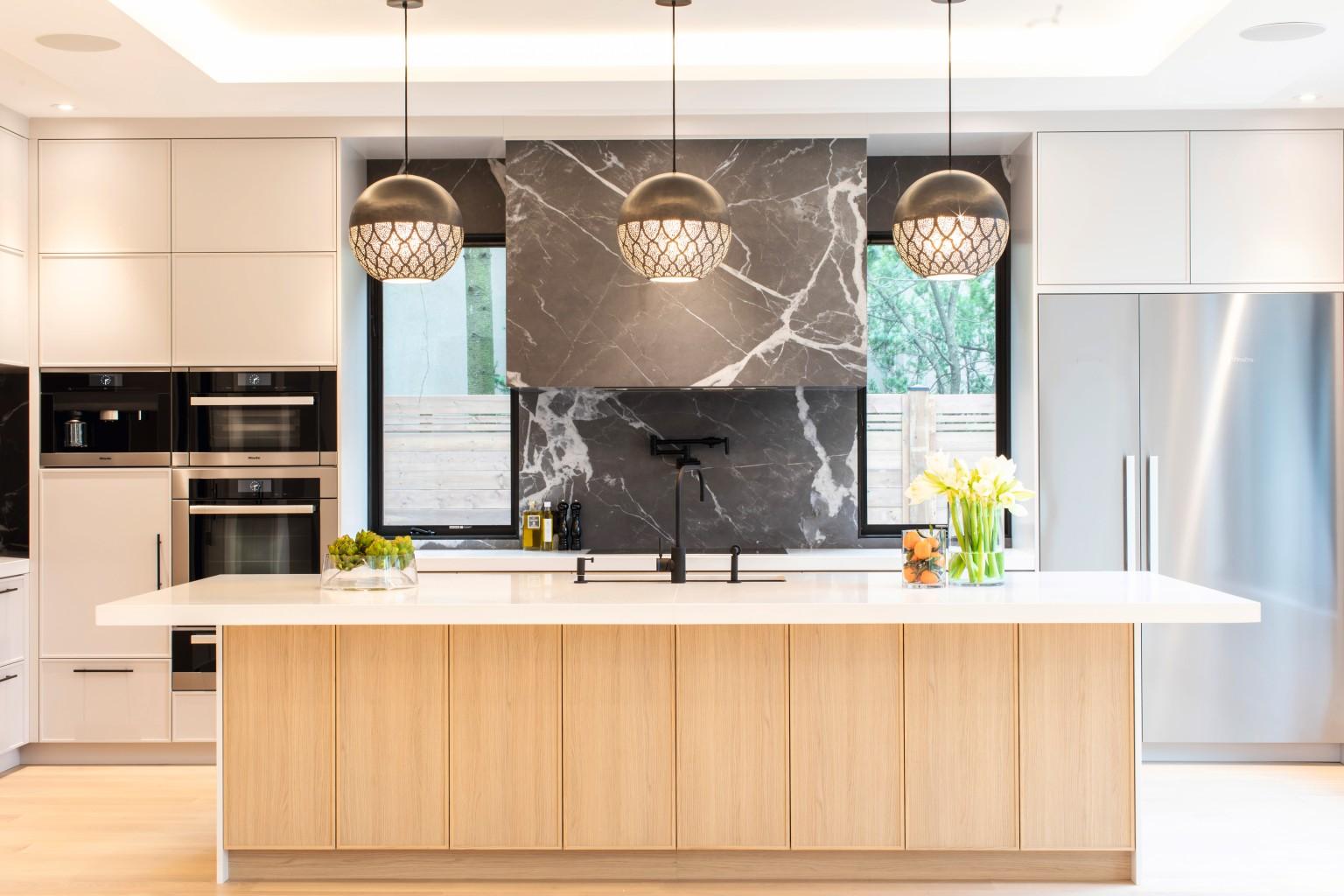 In de keuken worden de edele marmeren accenten op elegante wijze benadrukt door H3157 ST12.