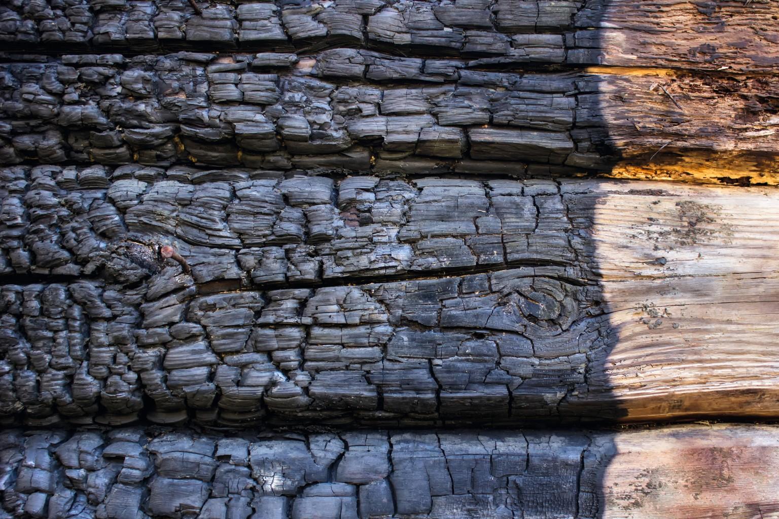 Bij de verbranding van hout ontstaat een beschermende laag.