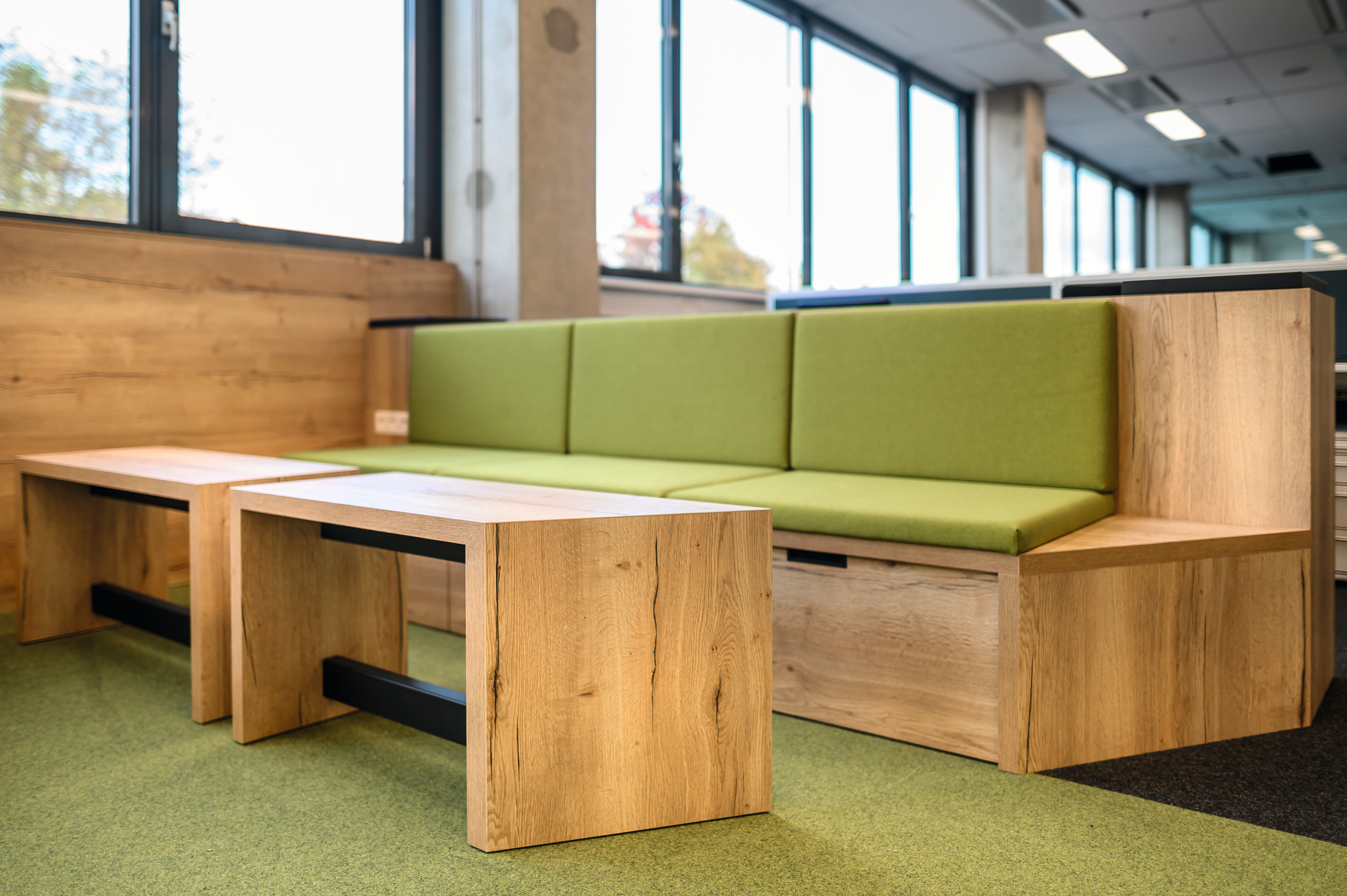  Tables with benches, designed in a wood look and combined with light green upholstery, are perfect for taking a relaxing break.