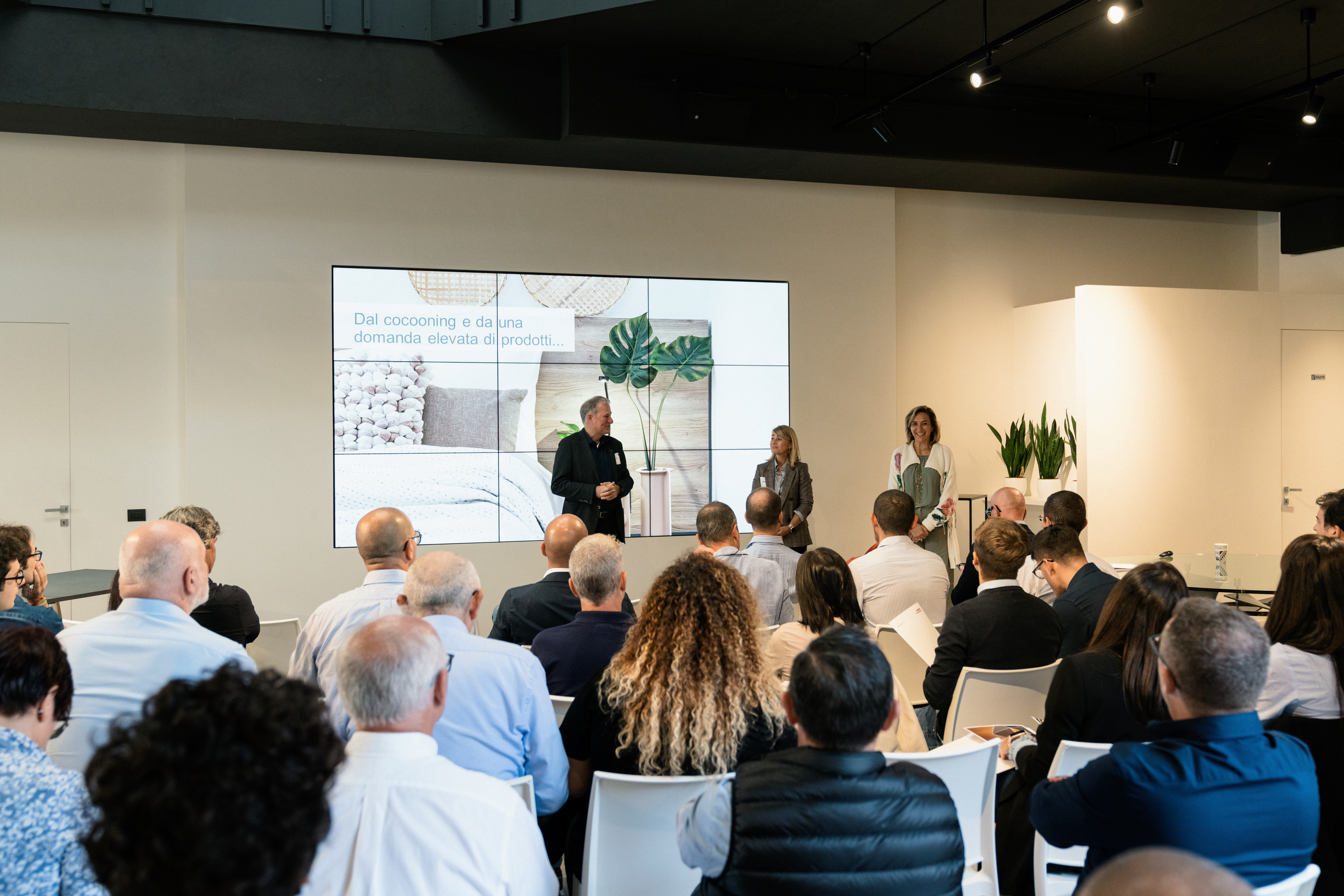 Saluti e benvenuto del sig. Guenter Karbun, Area sales manager distributors, alla presenza di Gemma Leone, Marketing Expert e Clara Conti, Saib Egger Group. 