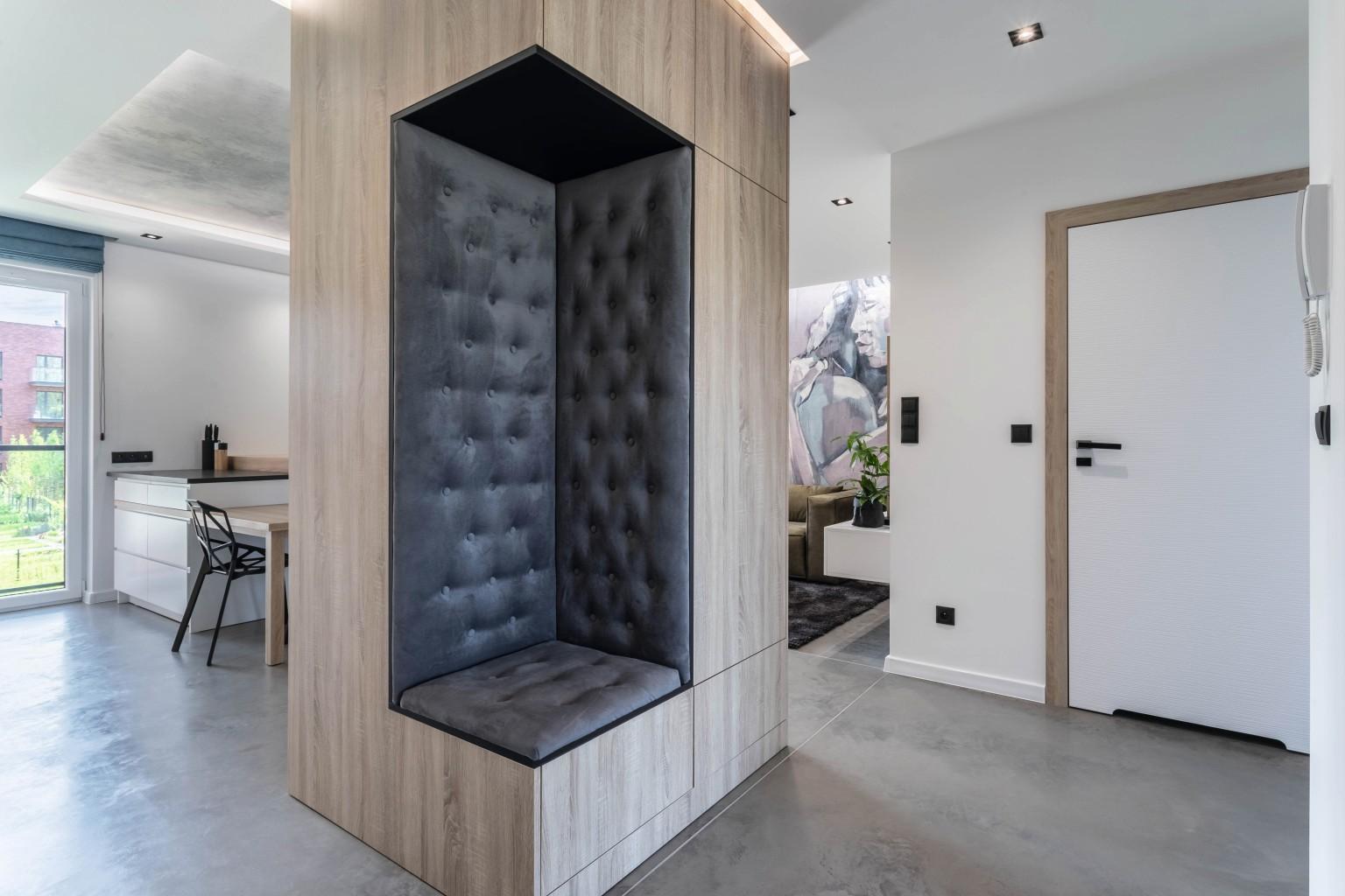 Le séjour est organisé en plusieurs espaces grâce un séparateur de pièces fonctionnel dans le décor H1145 ST10.