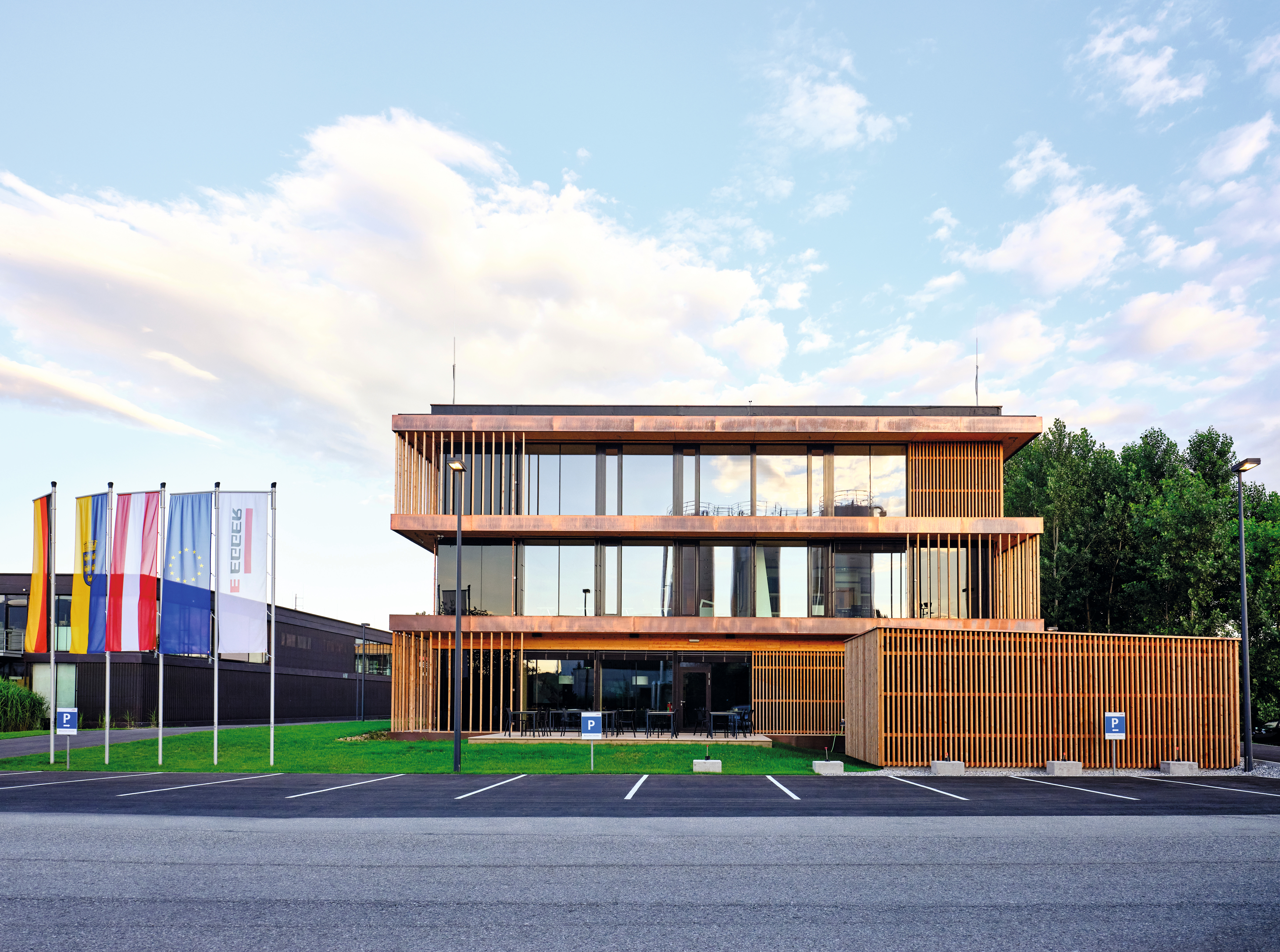 The wooden lamella curtains create a lively facade.