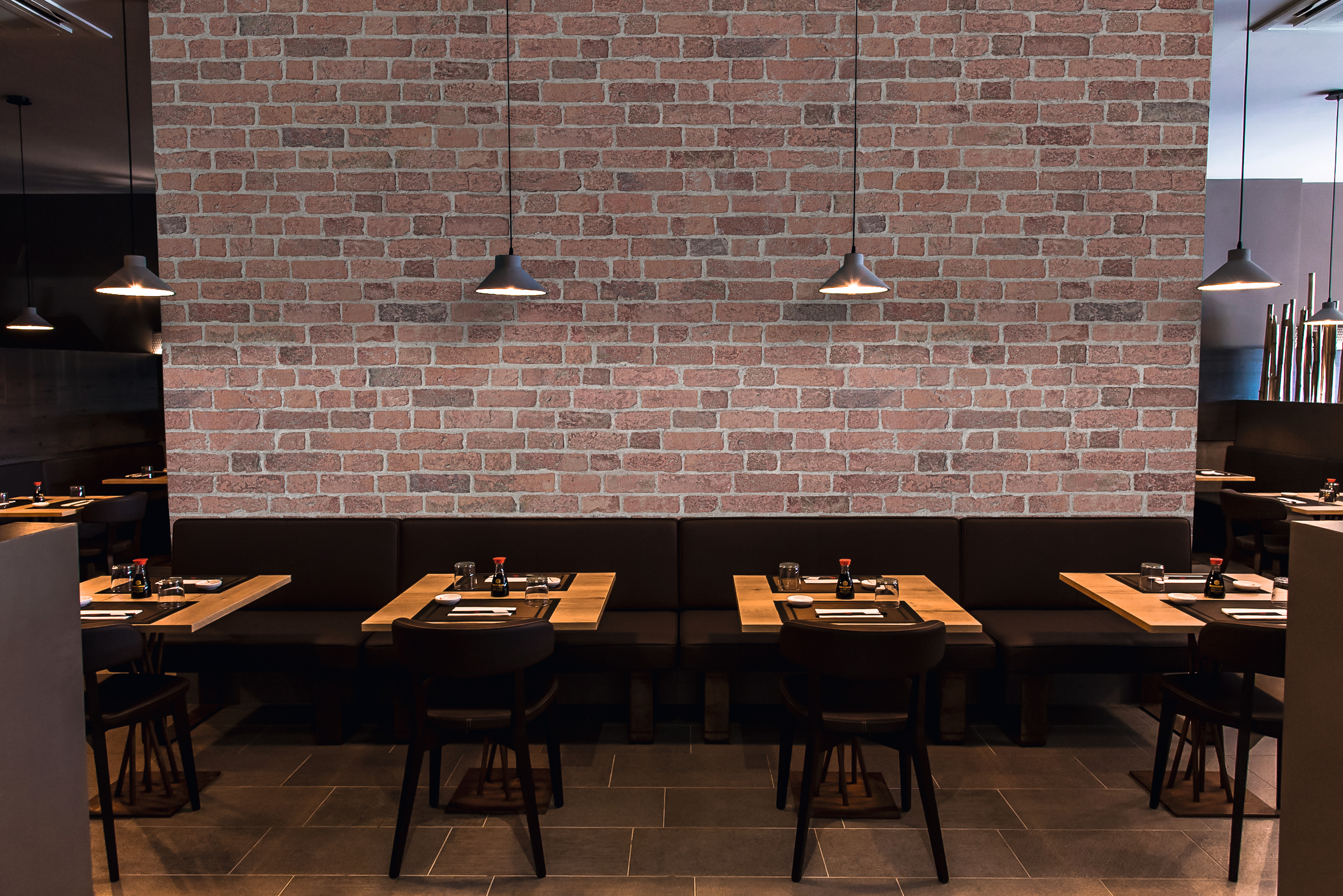 Ristorante ricco di stile dal design urbano con DecoWall nel decoro DO004 Mattone di Wismar per accenti moderni. 