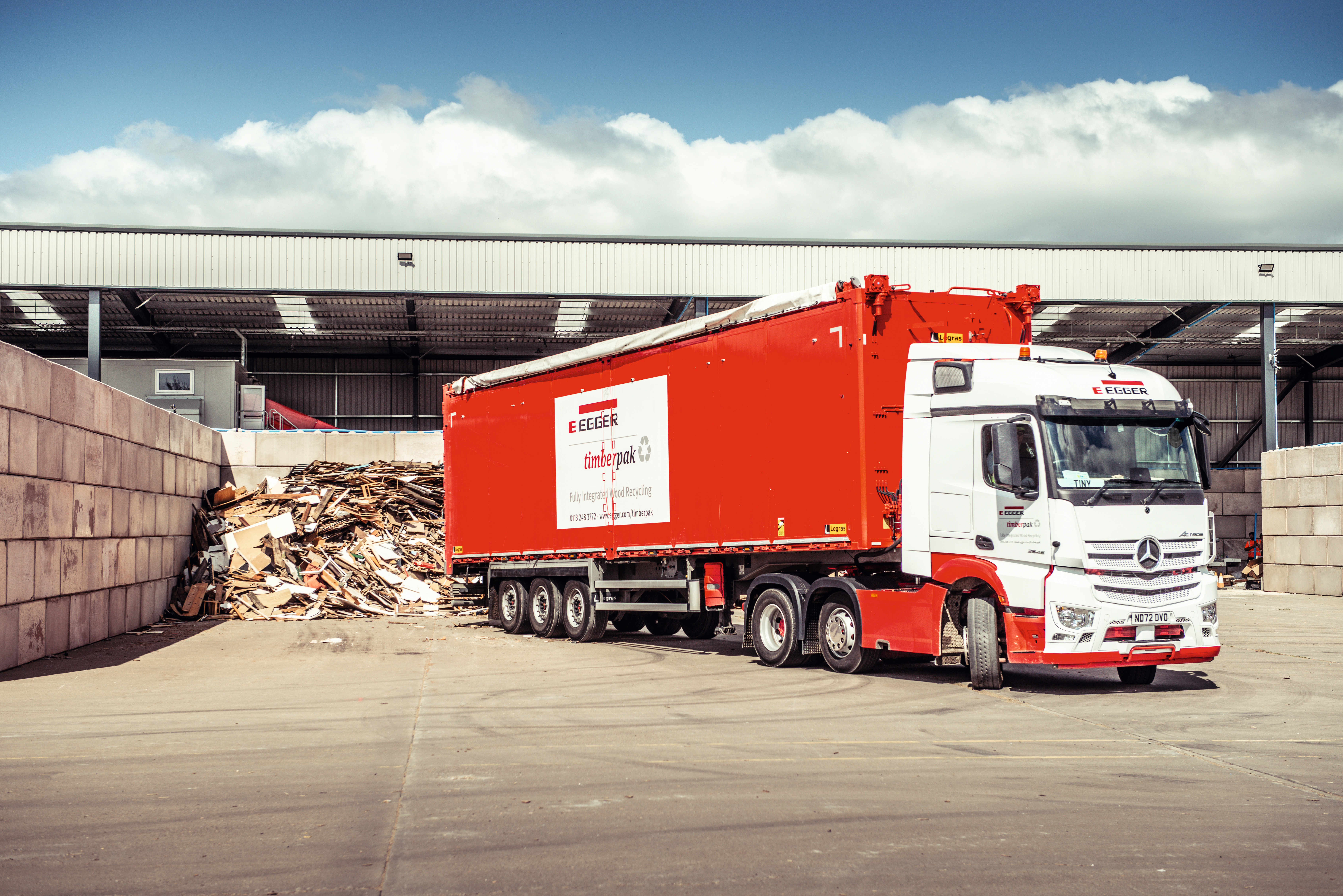 Un camion décharge des matériaux recyclés sur le site Timberpak de Leeds (Royaume-Uni)